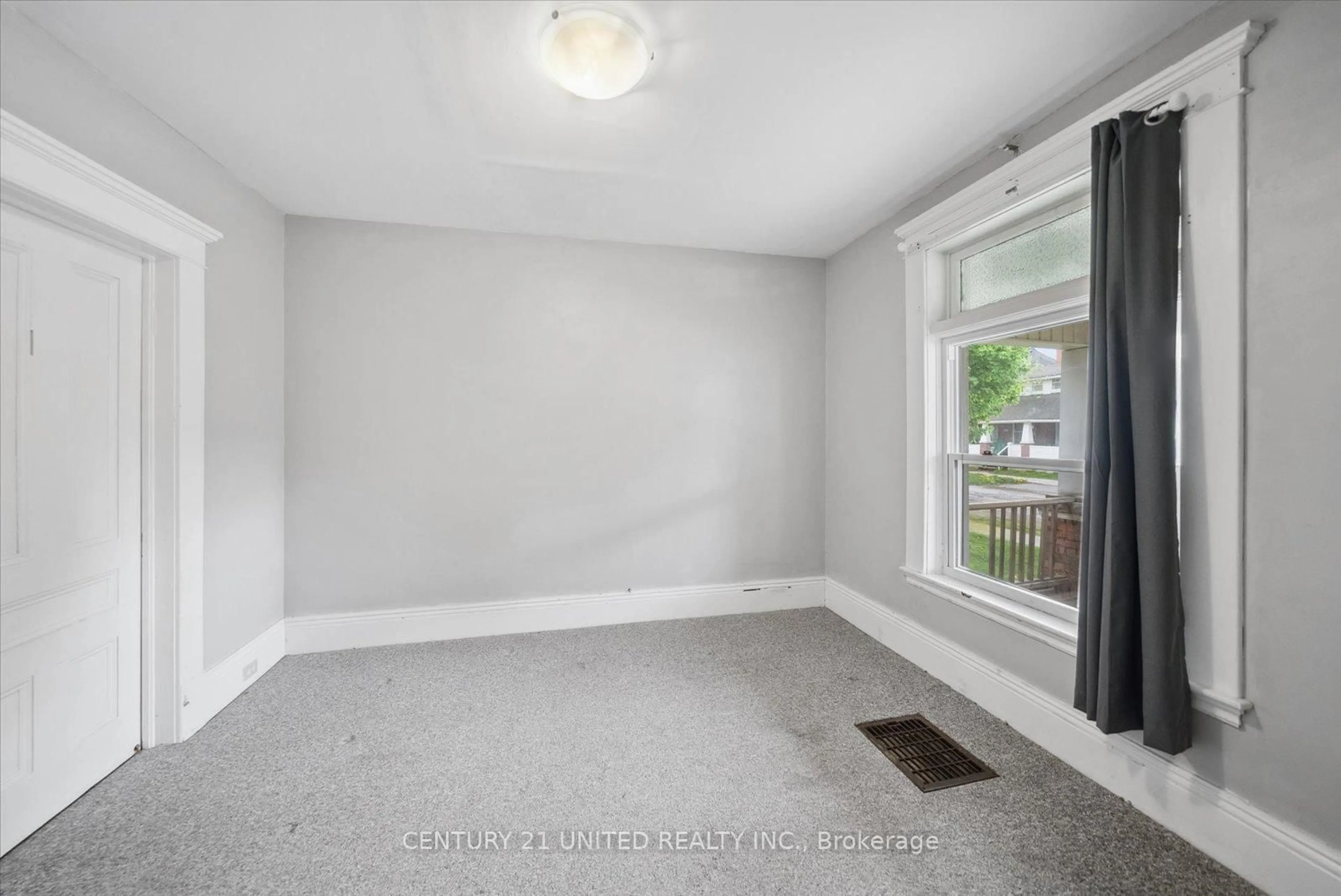 A pic of a room for 252 London St, Peterborough Central Ontario K9H 2Z2