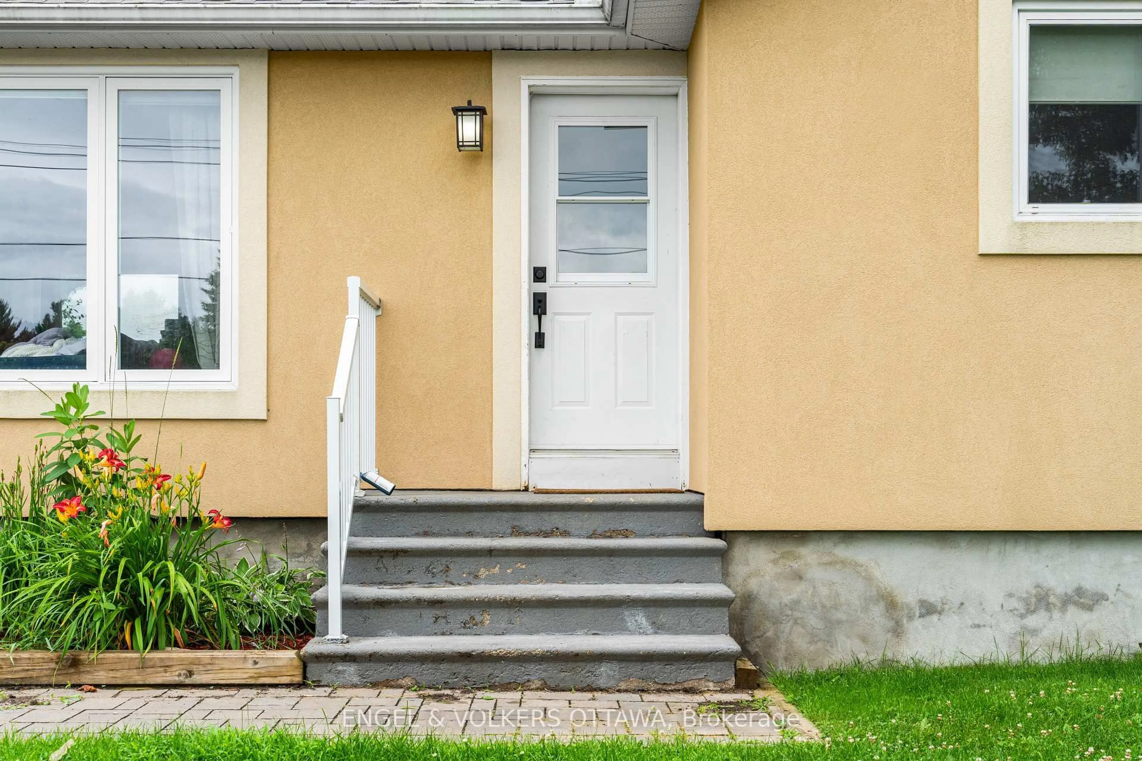 Home with vinyl exterior material, street for 5 Murphy Crt, Kanata Ontario K2W 1B7