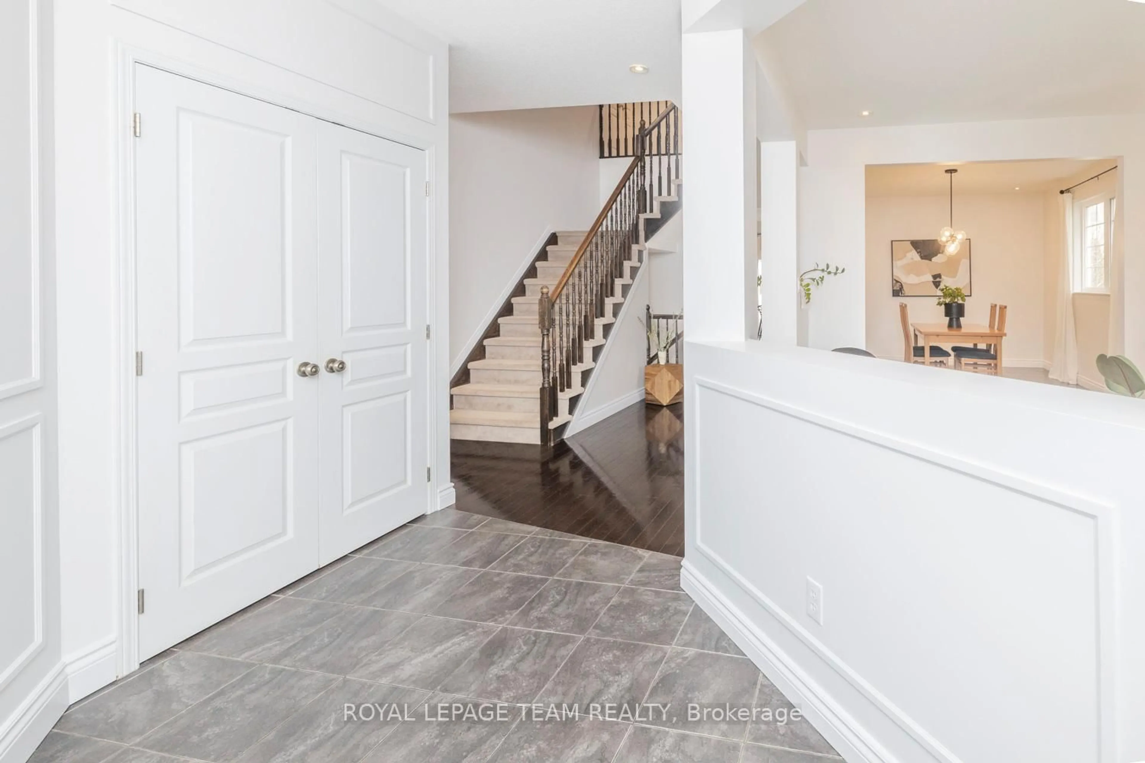 Indoor entryway for 214 ONEIDA Terr, Ottawa Ontario K2J 0M3