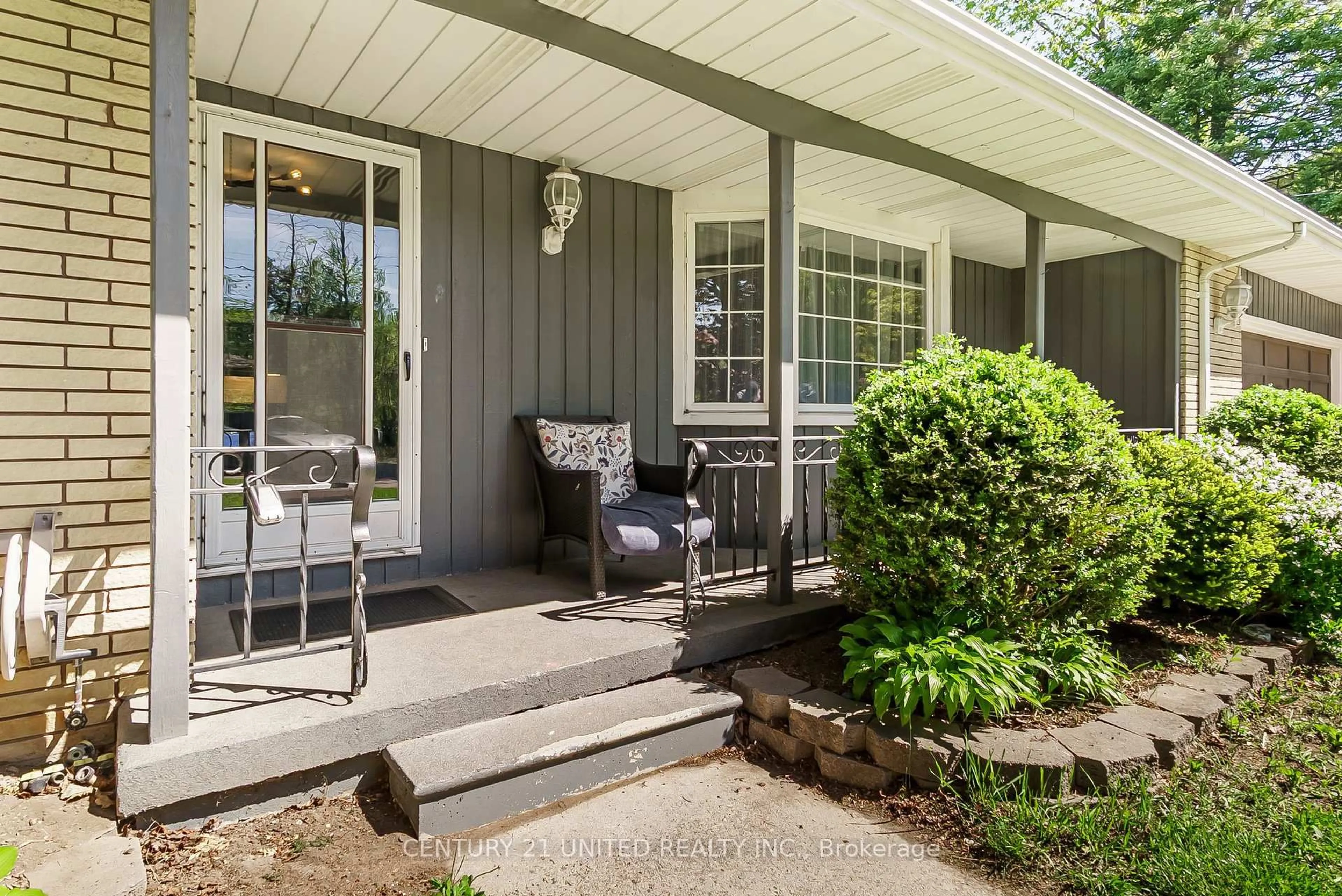 Patio, street for 862 Lily Lake Rd, Selwyn Ontario K9J 6X3