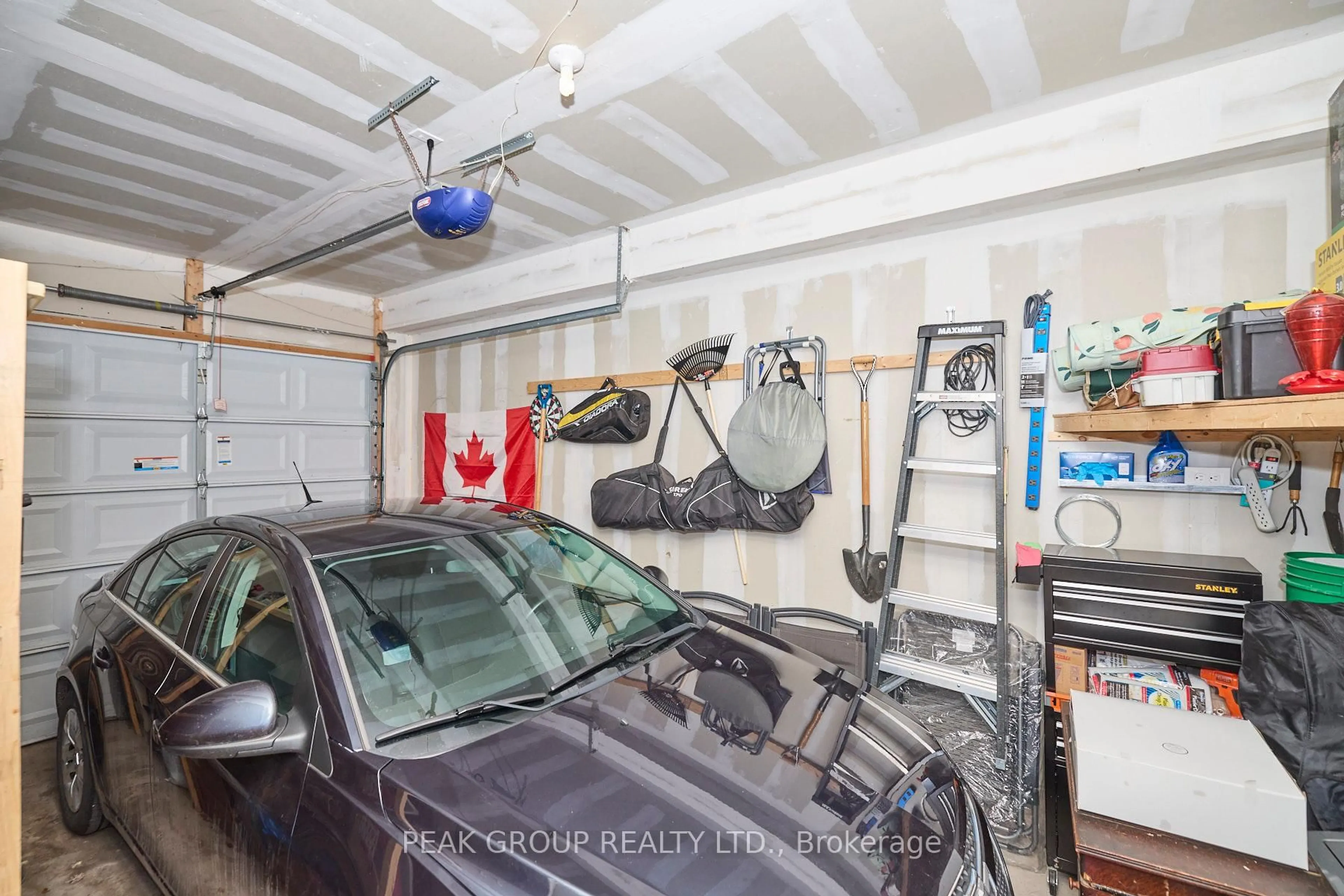 Indoor garage for 6263 Valley Way #4, Niagara Falls Ontario L2E 0A1