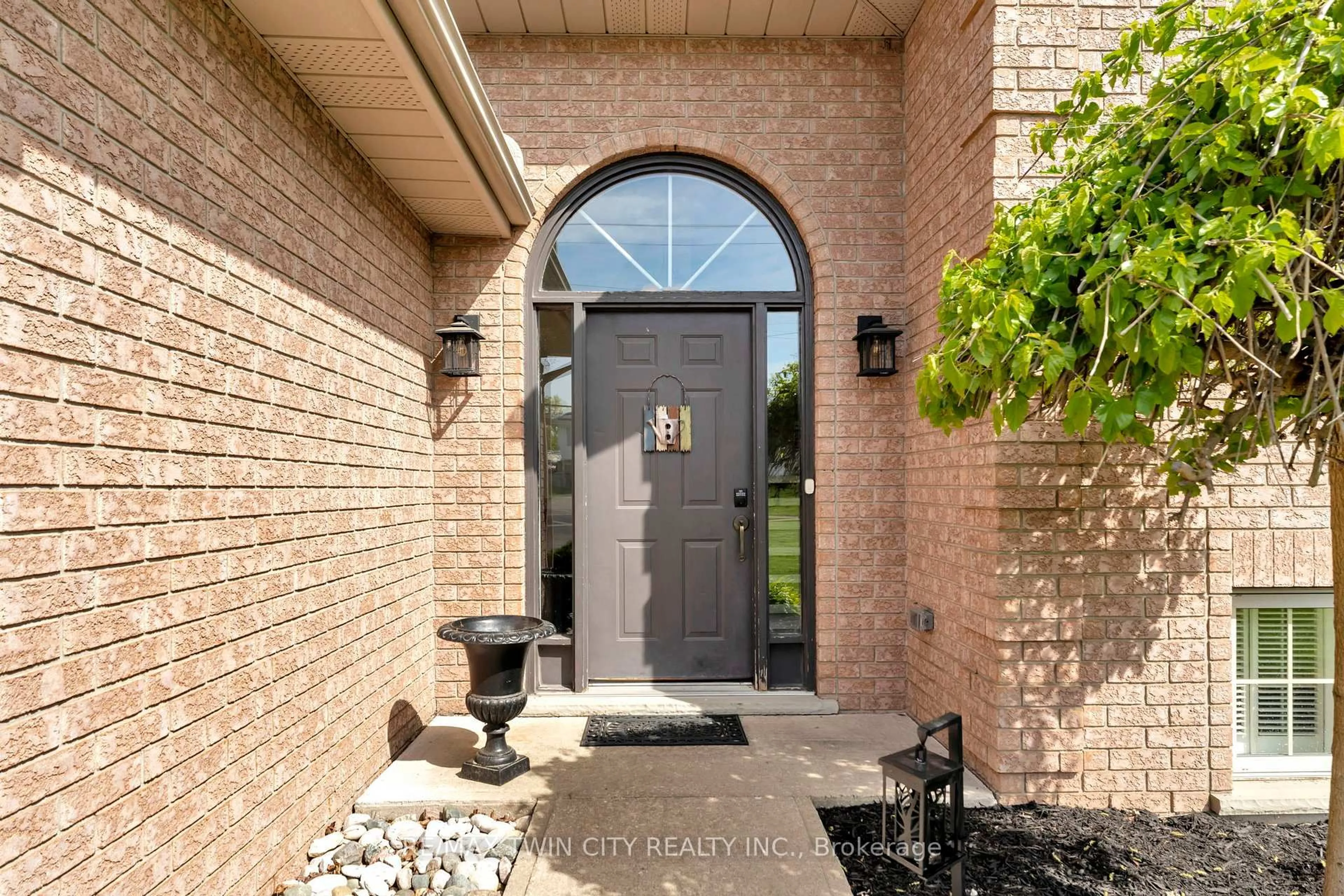 Unknown for 1565 Old Brock St, Norfolk Ontario N0E 1W0
