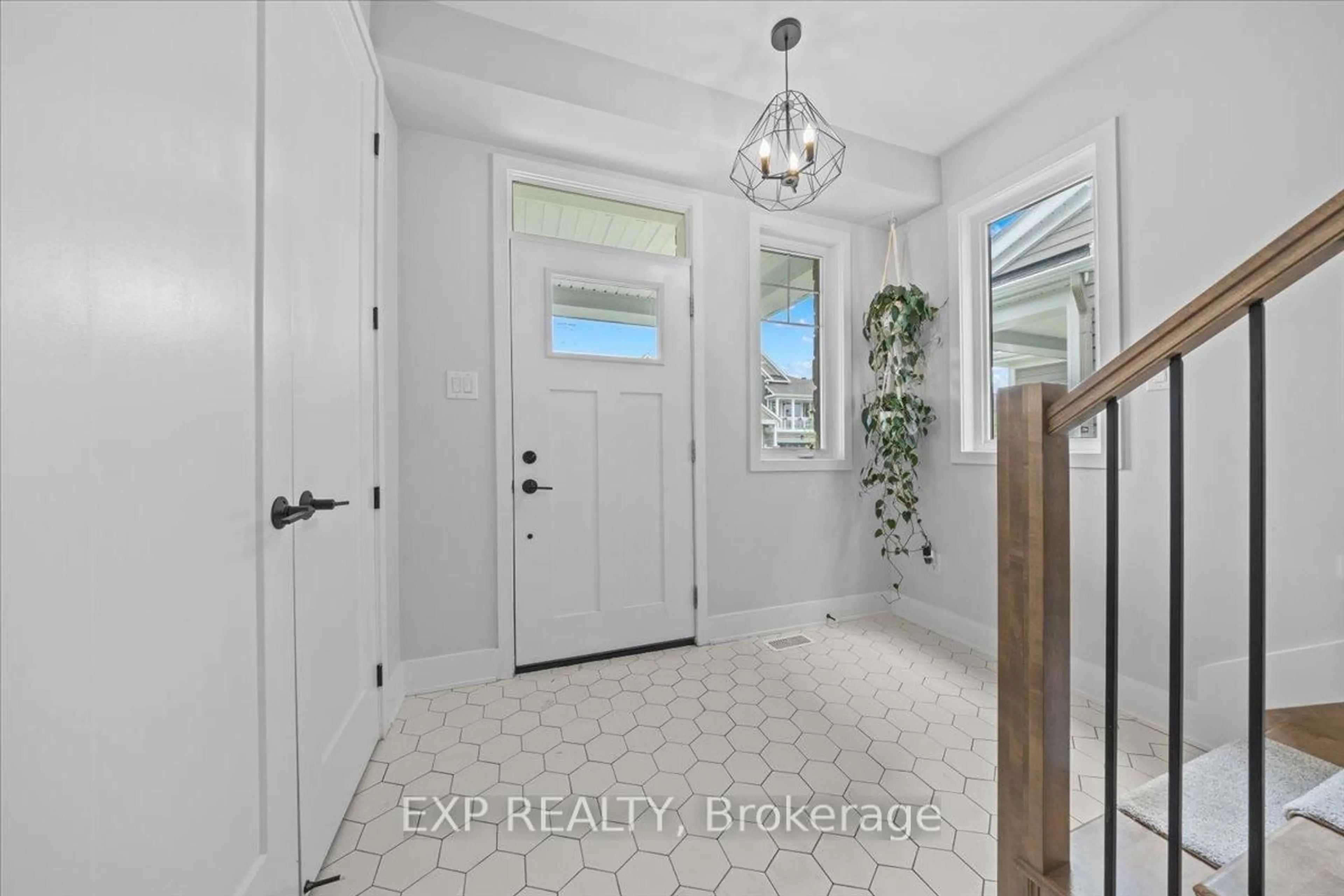 Indoor entryway for 1025 Keeper Hts, Richmond Ontario K0A 2Z0