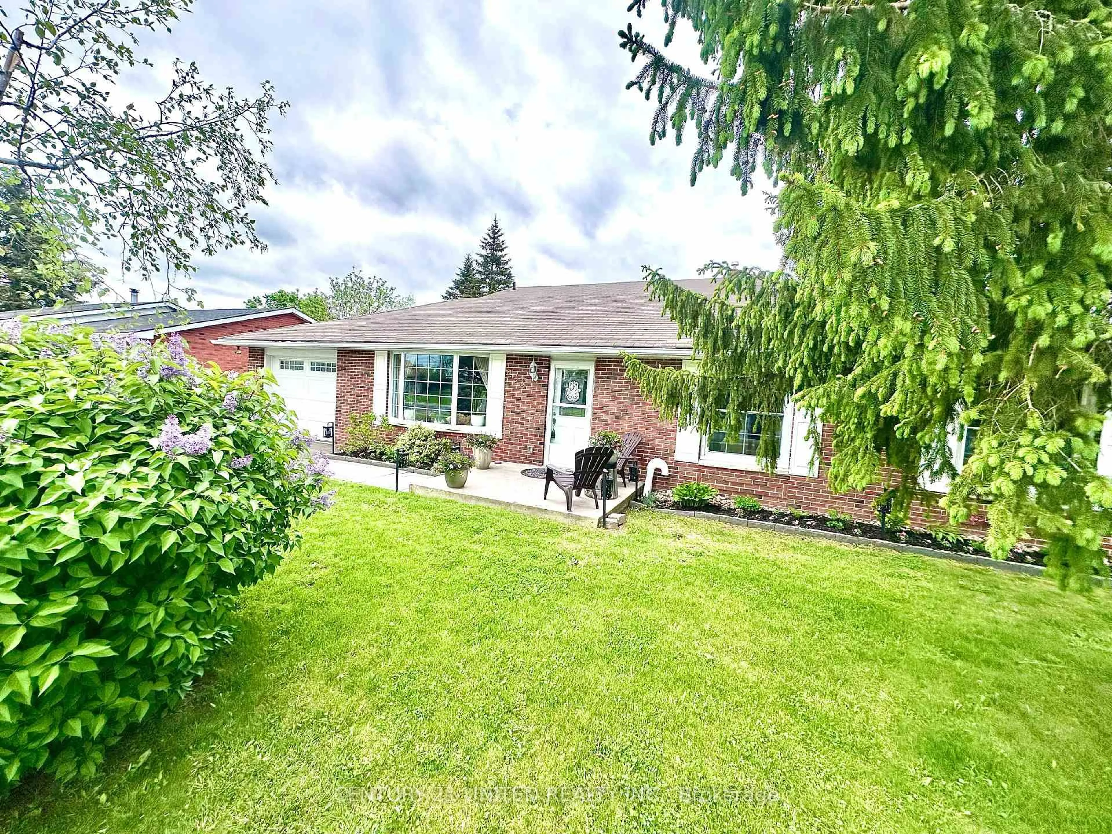 A pic from outside/outdoor area/front of a property/back of a property/a pic from drone, street for 233 Market St, Trent Hills Ontario K0L 1L0