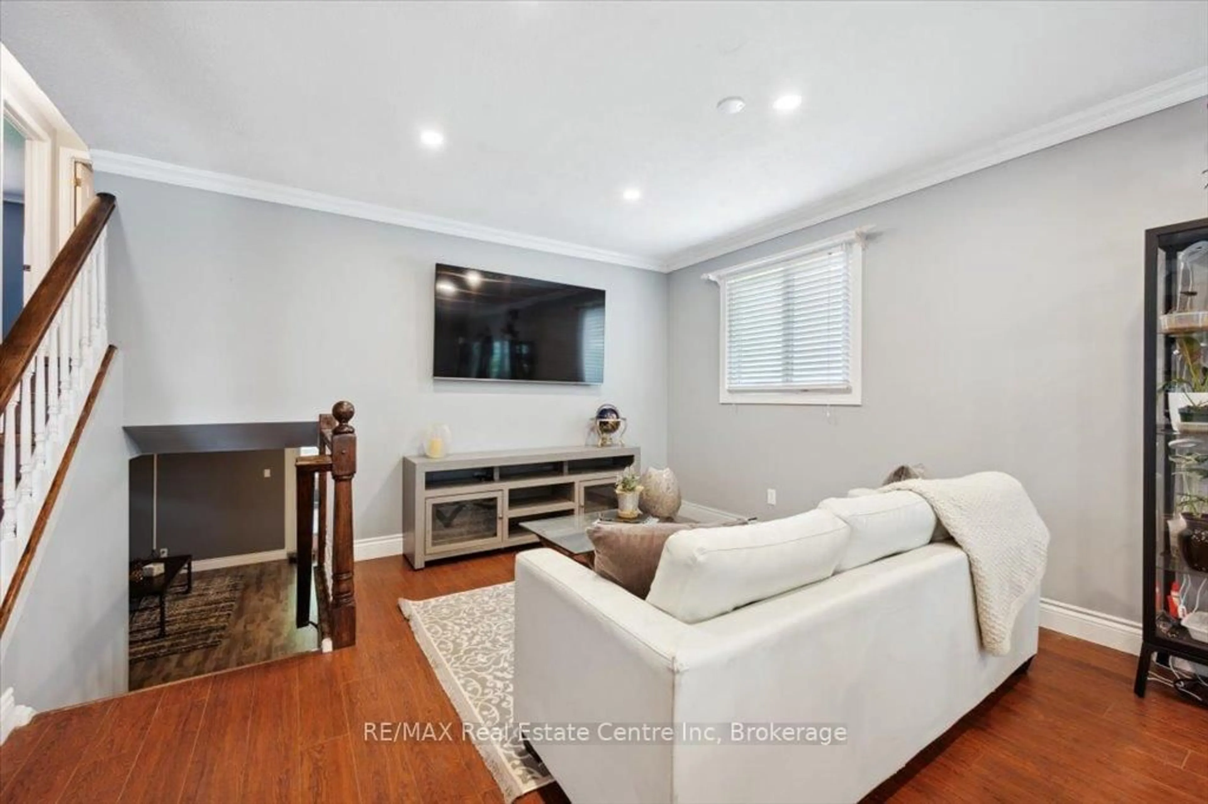 Living room with furniture, wood/laminate floor for 9 PAULINE Pl, Guelph Ontario N1H 7P3
