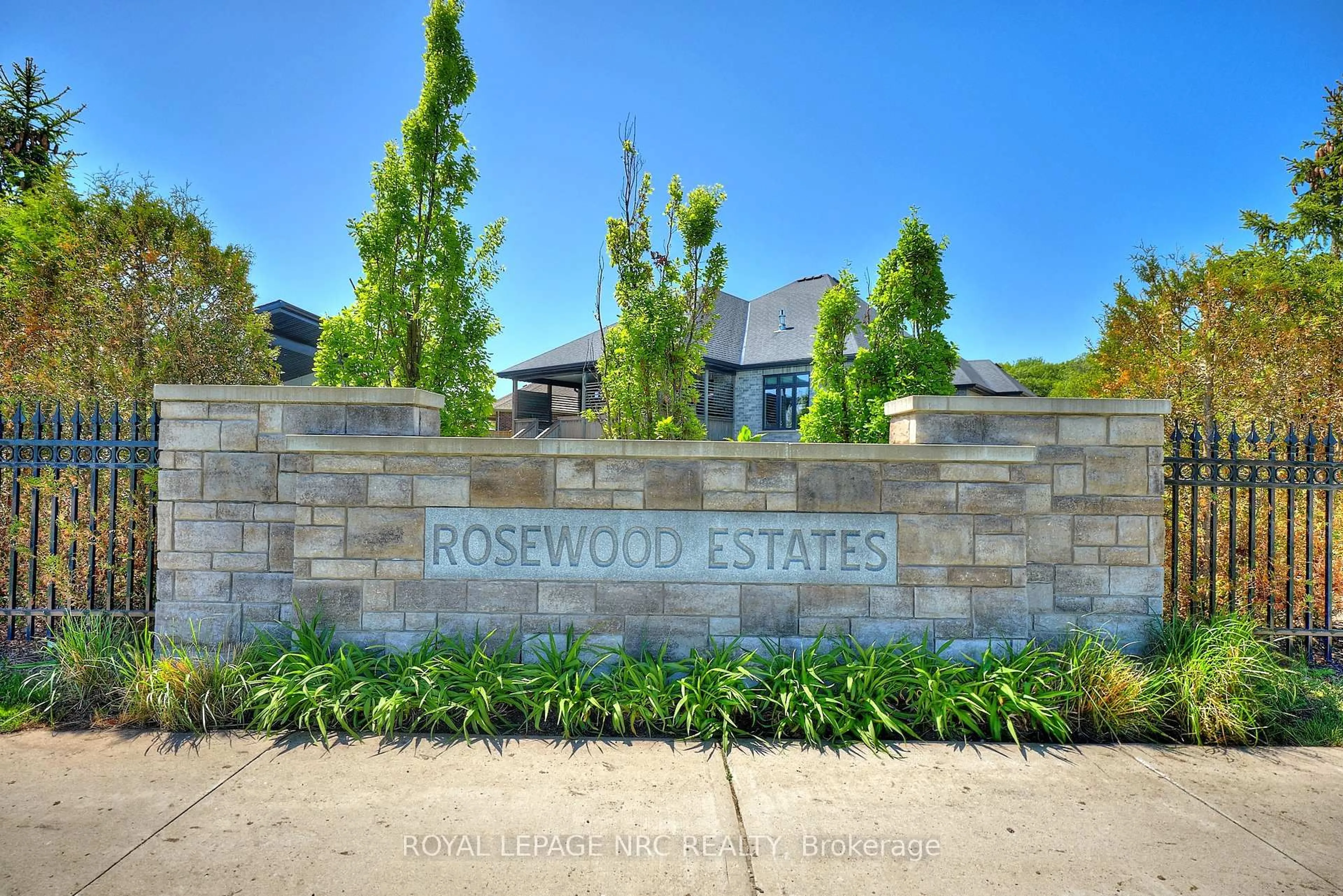 Indoor foyer for 62 Rosewood Cres, Pelham Ontario L0S 1E6