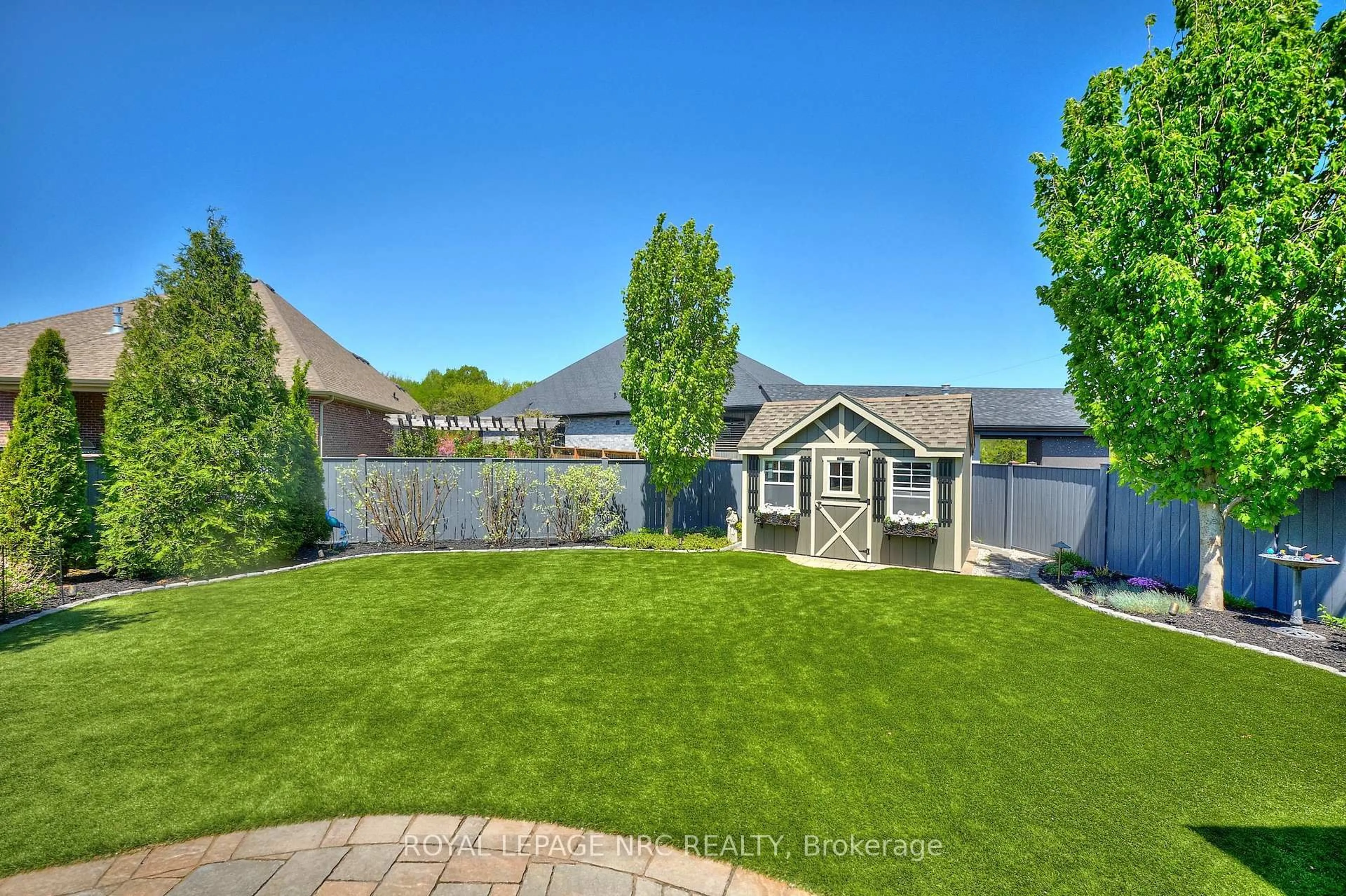 A pic from outside/outdoor area/front of a property/back of a property/a pic from drone, street for 62 Rosewood Cres, Pelham Ontario L0S 1E6