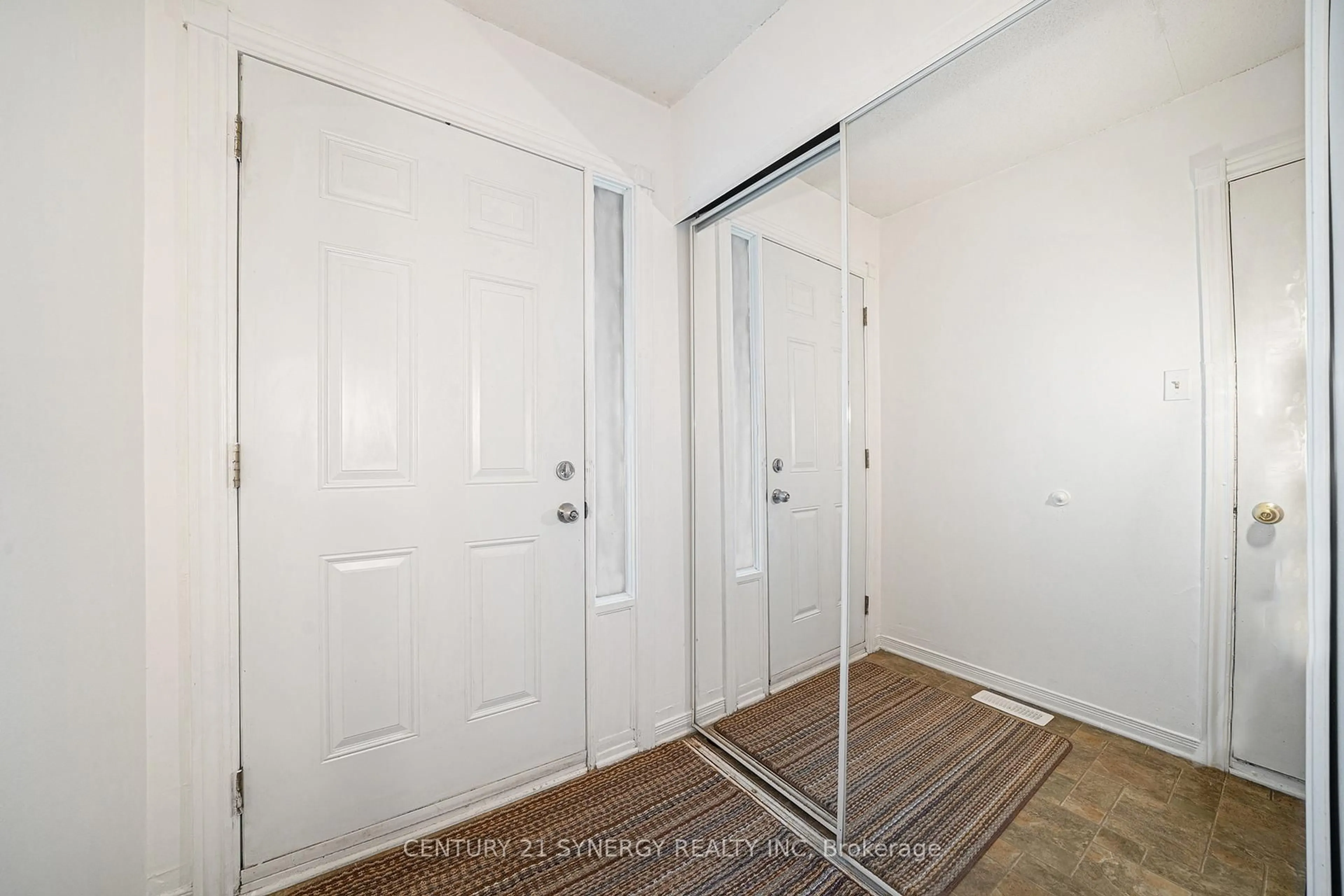 Indoor entryway for 345 Monica Cres, Ottawa Ontario K1E 3N7