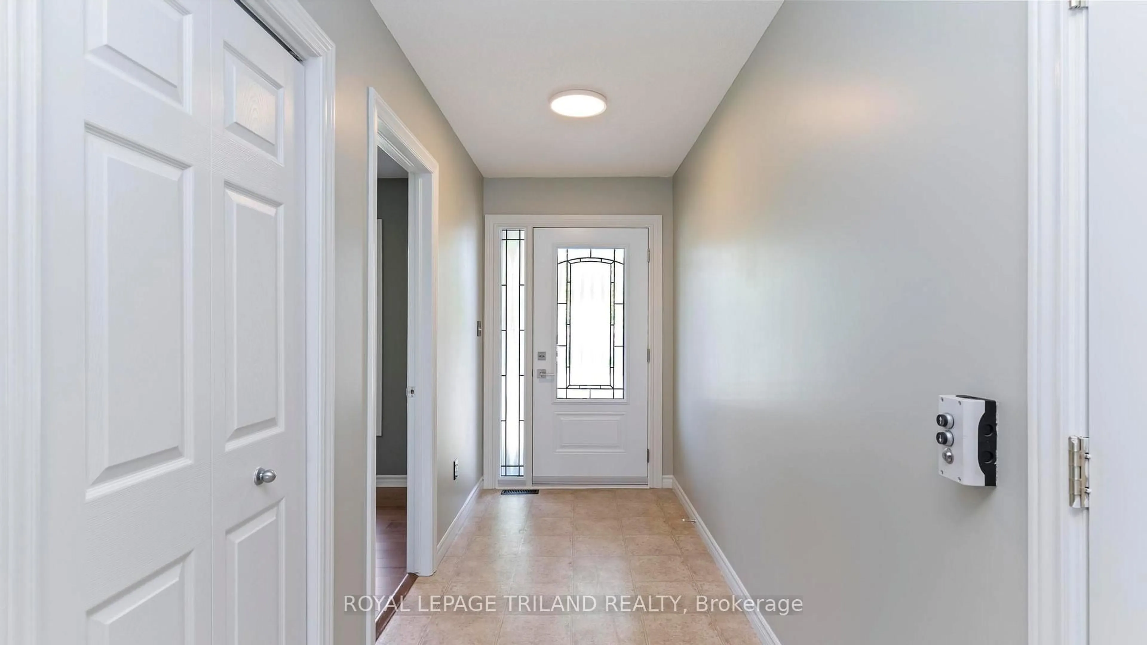 Indoor entryway for 6 Coleman Crt, St. Thomas Ontario N5R 0A5