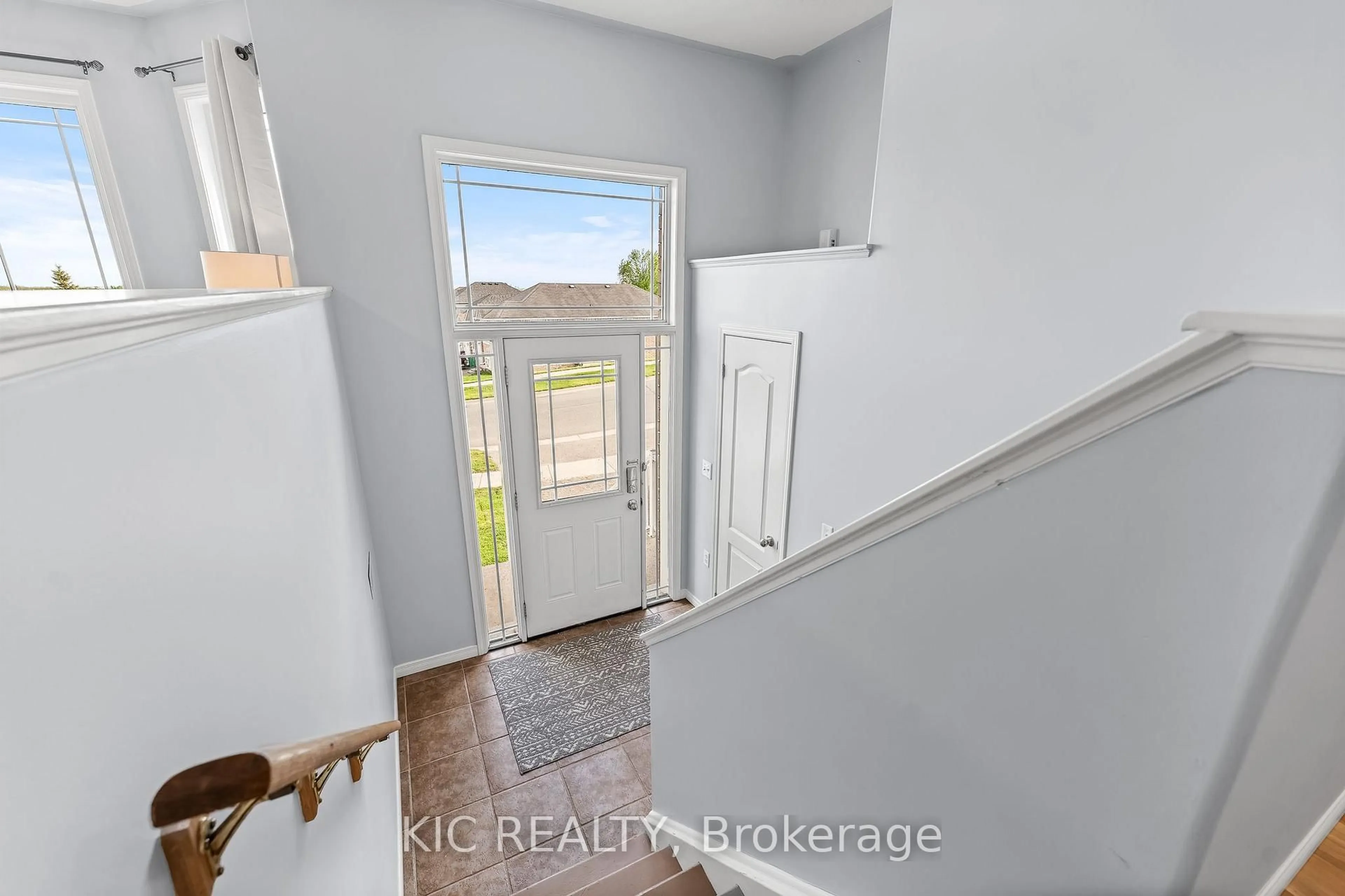 Indoor entryway for 574 Clancy Cres, Peterborough West Ontario K9K 2S2