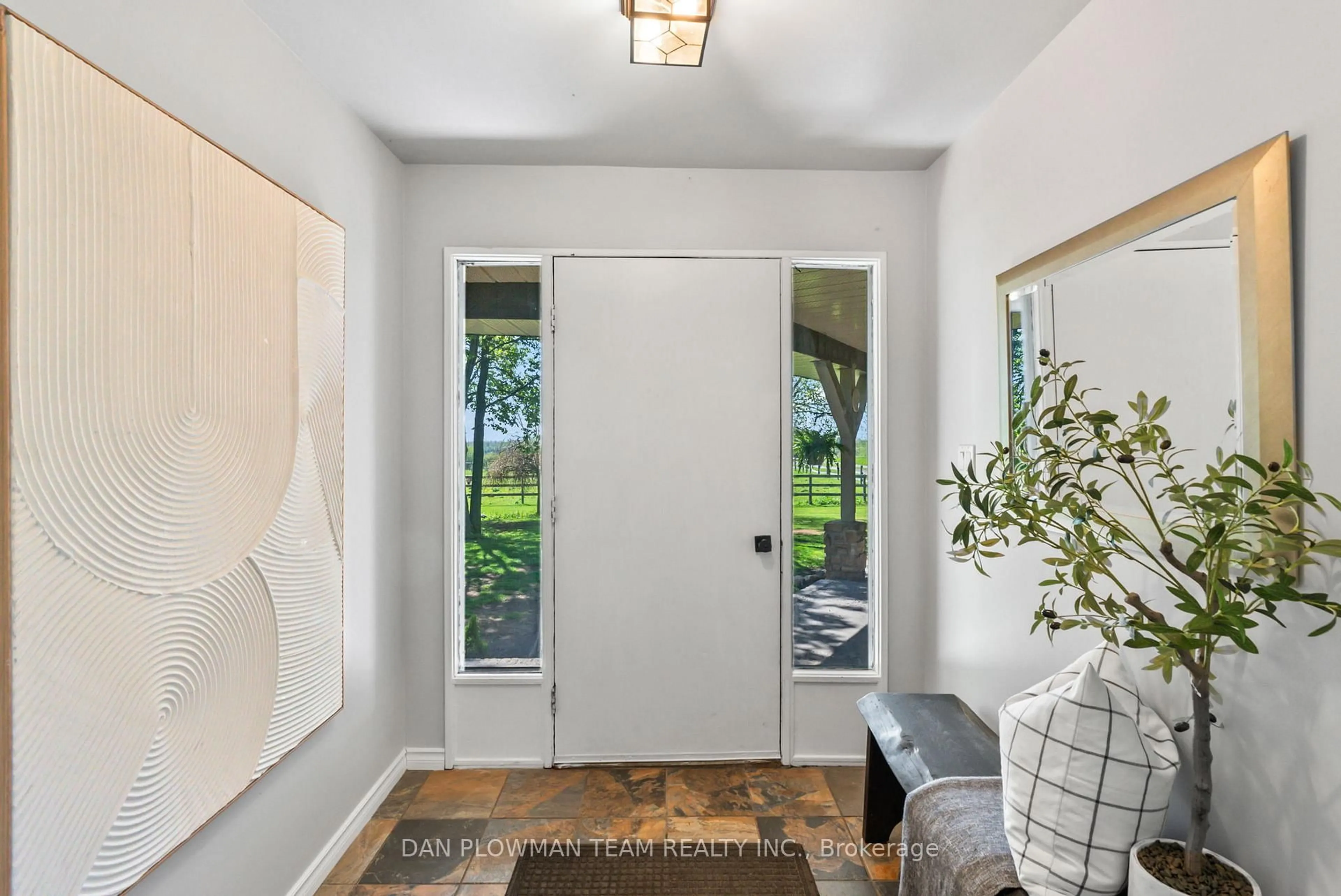 Indoor entryway for 503 Zion Rd, Kawartha Lakes Ontario K0M 2C0
