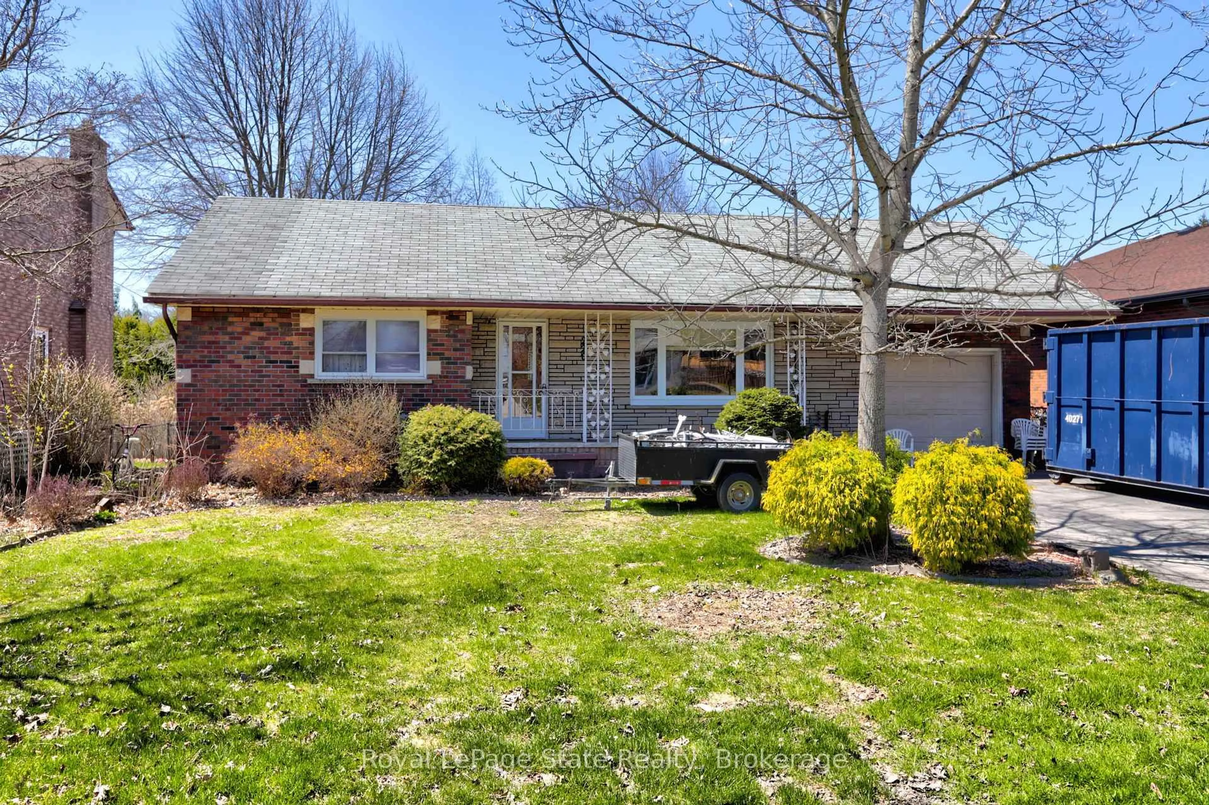 Home with vinyl exterior material, street for 220 Washington St, Norfolk Ontario N0E 1Y0
