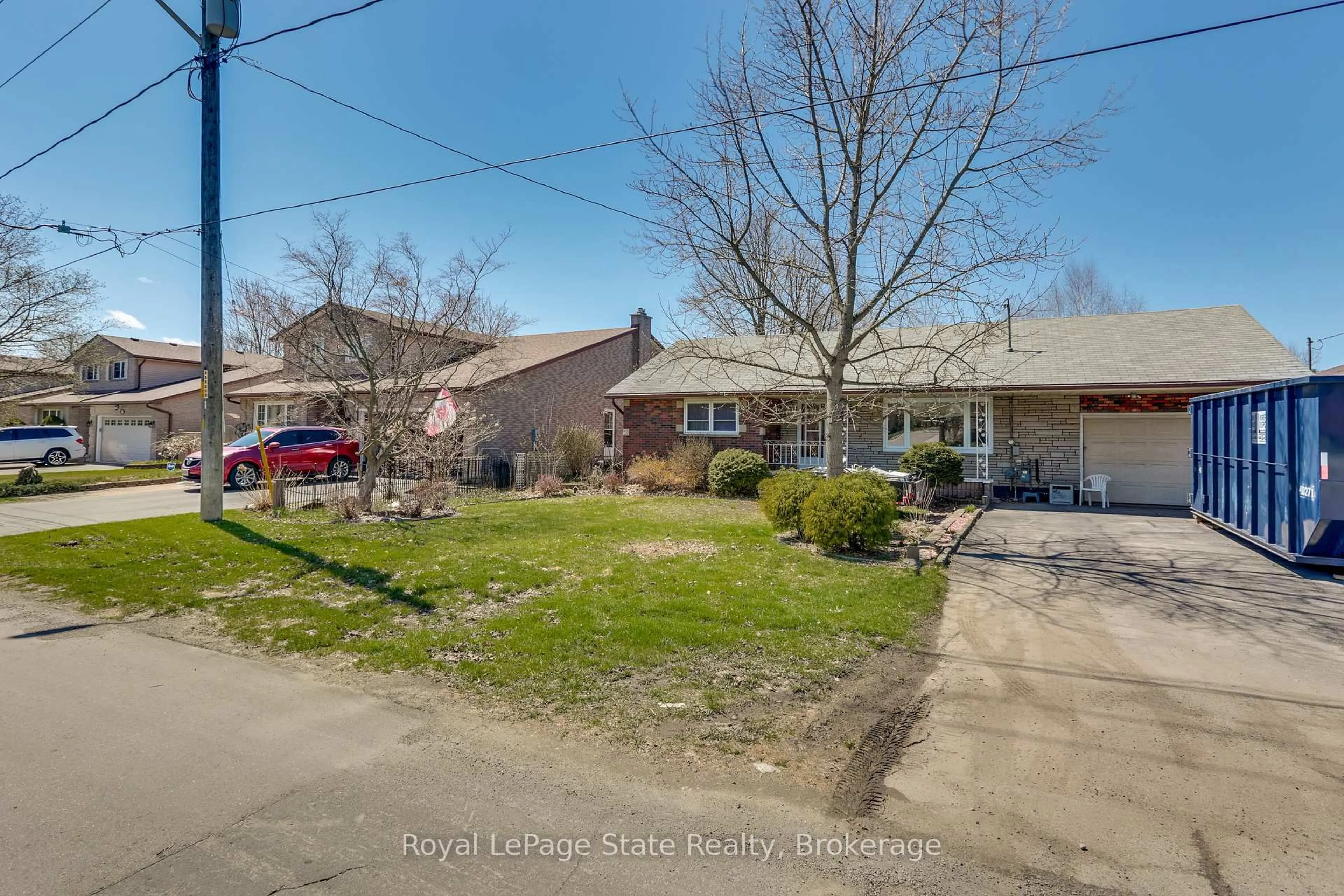 A pic from outside/outdoor area/front of a property/back of a property/a pic from drone, street for 220 Washington St, Norfolk Ontario N0E 1Y0