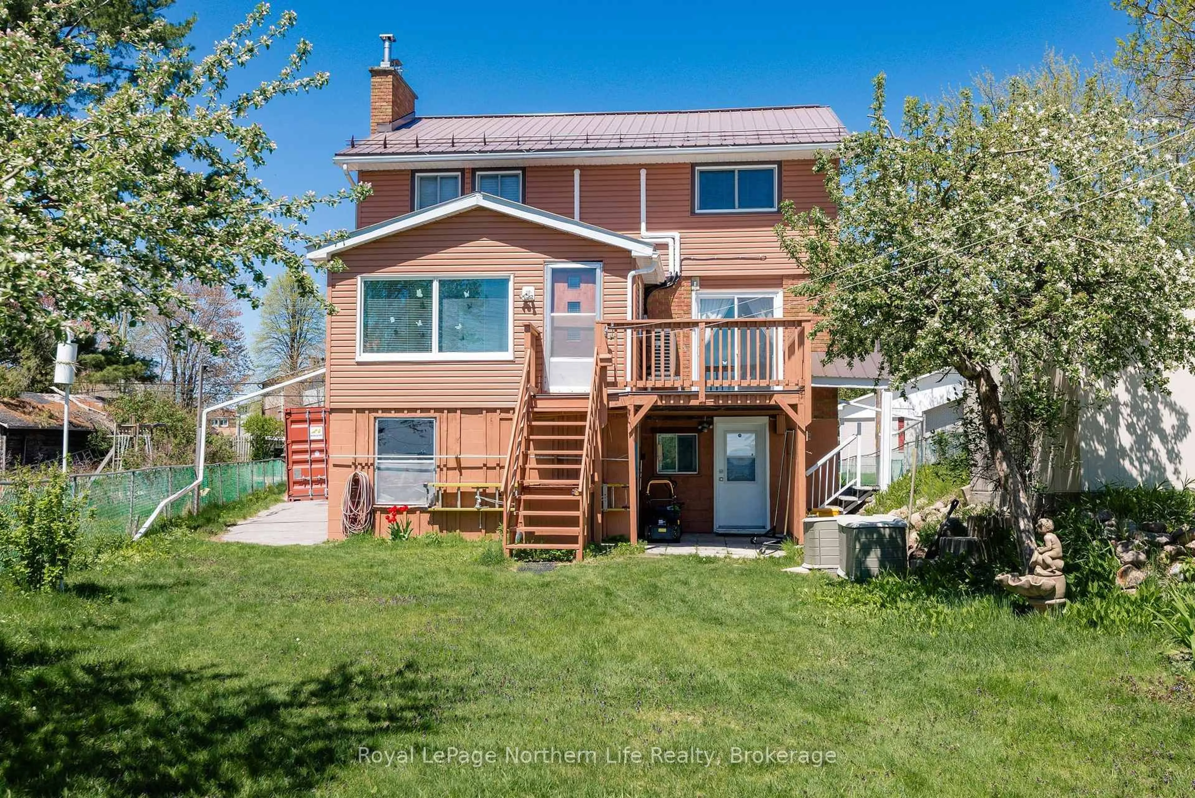 Home with vinyl exterior material, water/lake/river/ocean view for 653 Lakeshore Dr, North Bay Ontario P1A 2G1