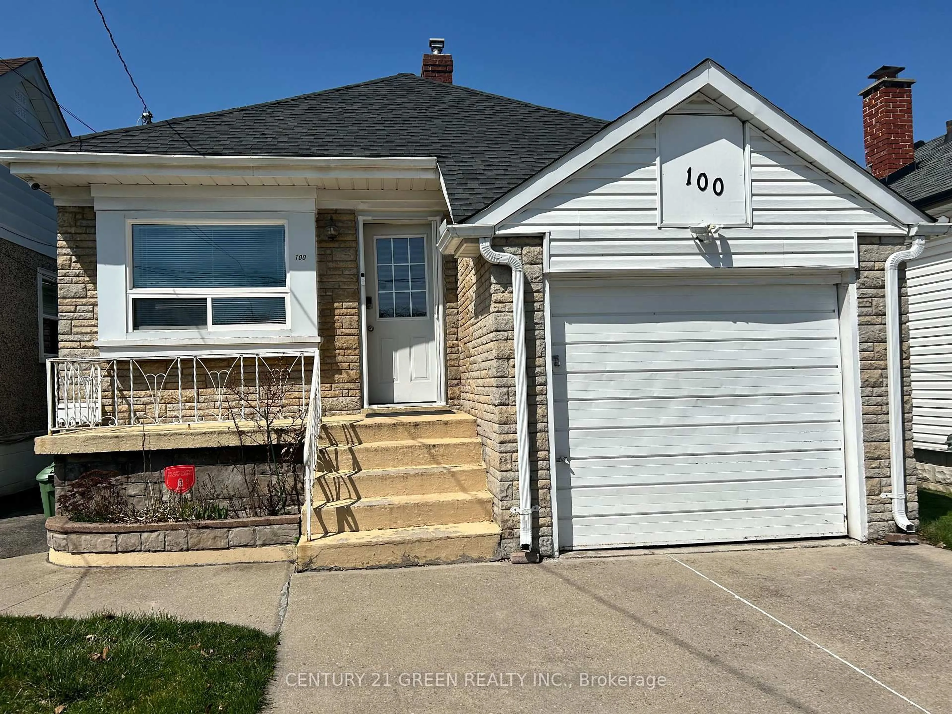 Home with vinyl exterior material, street for 100 Reid Ave, Hamilton Ontario L8K 3V1