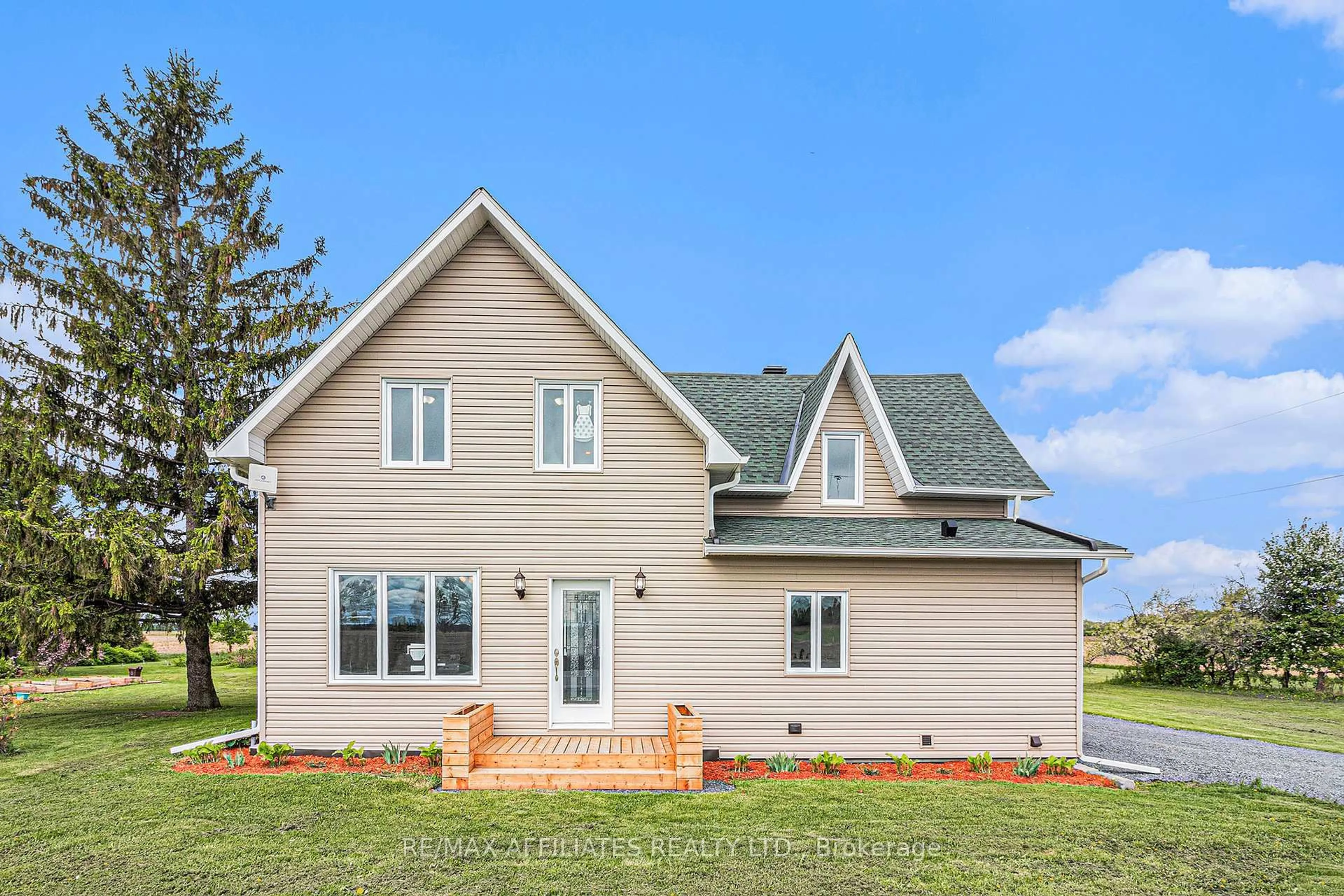 Home with vinyl exterior material, unknown for 1436 Ste Marie St, Russell Ontario K0A 1W0