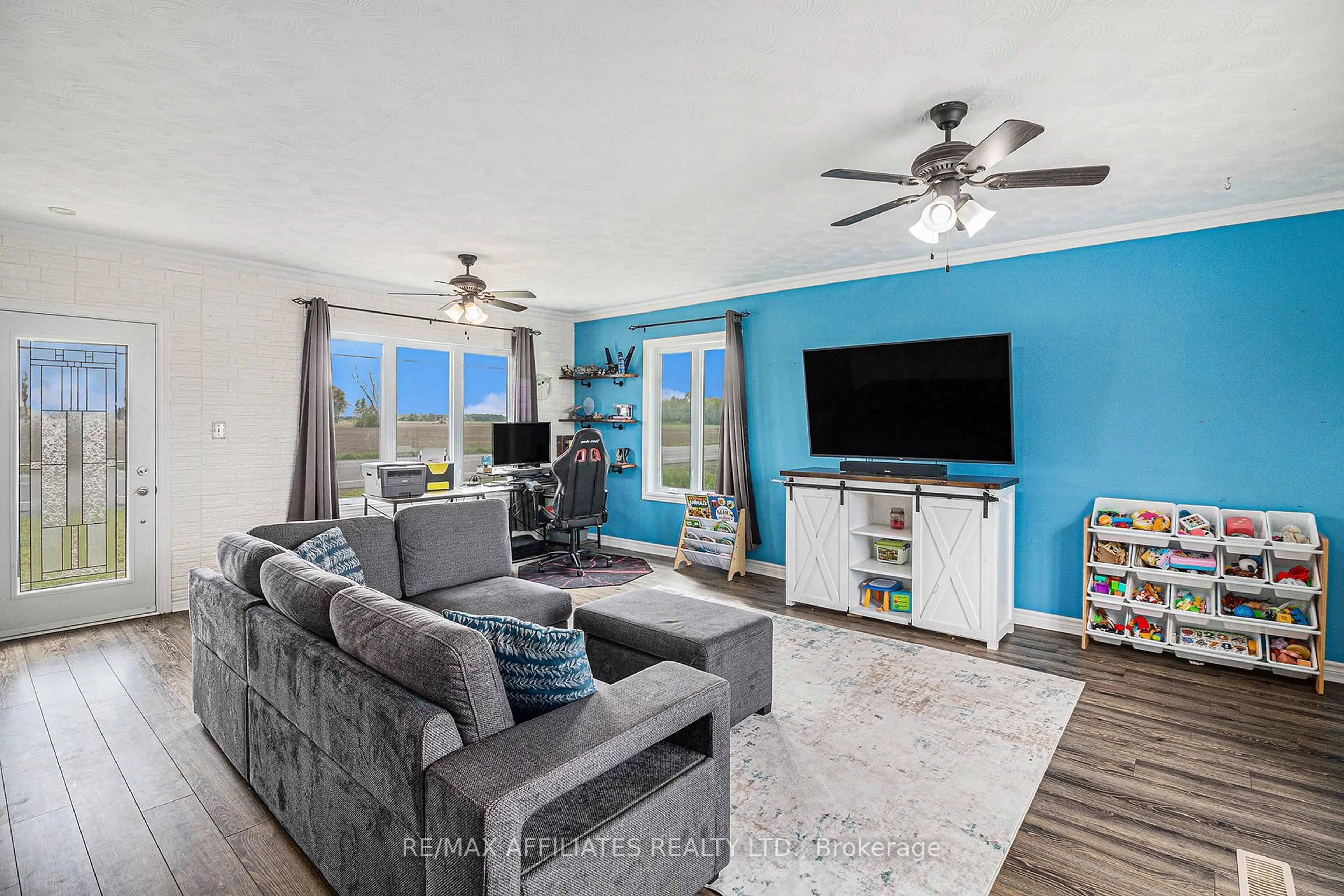 Living room with furniture, unknown for 1436 Ste Marie St, Russell Ontario K0A 1W0