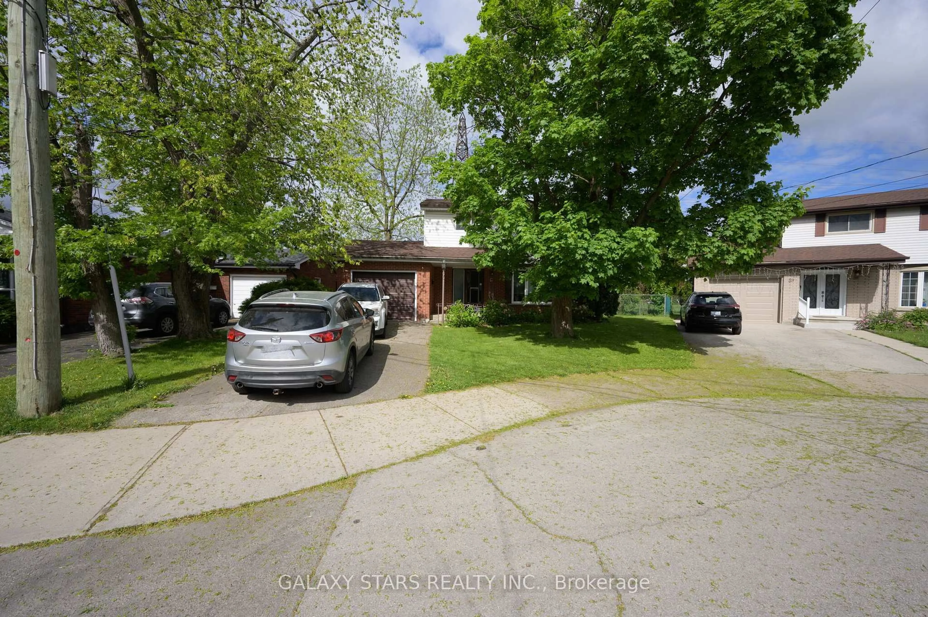 A pic from outside/outdoor area/front of a property/back of a property/a pic from drone, street for 55 Yarmouth Crt, Hamilton Ontario L8S 3E2