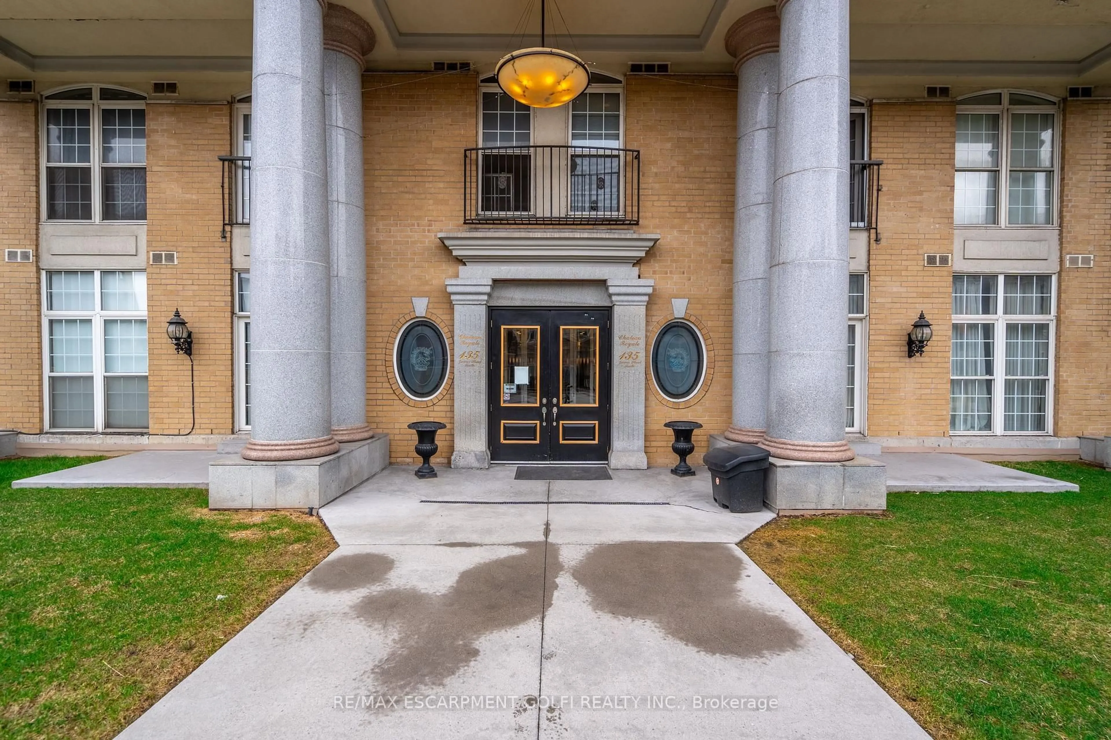 Indoor foyer for 135 James St #1206, Hamilton Ontario L8P 2Z6