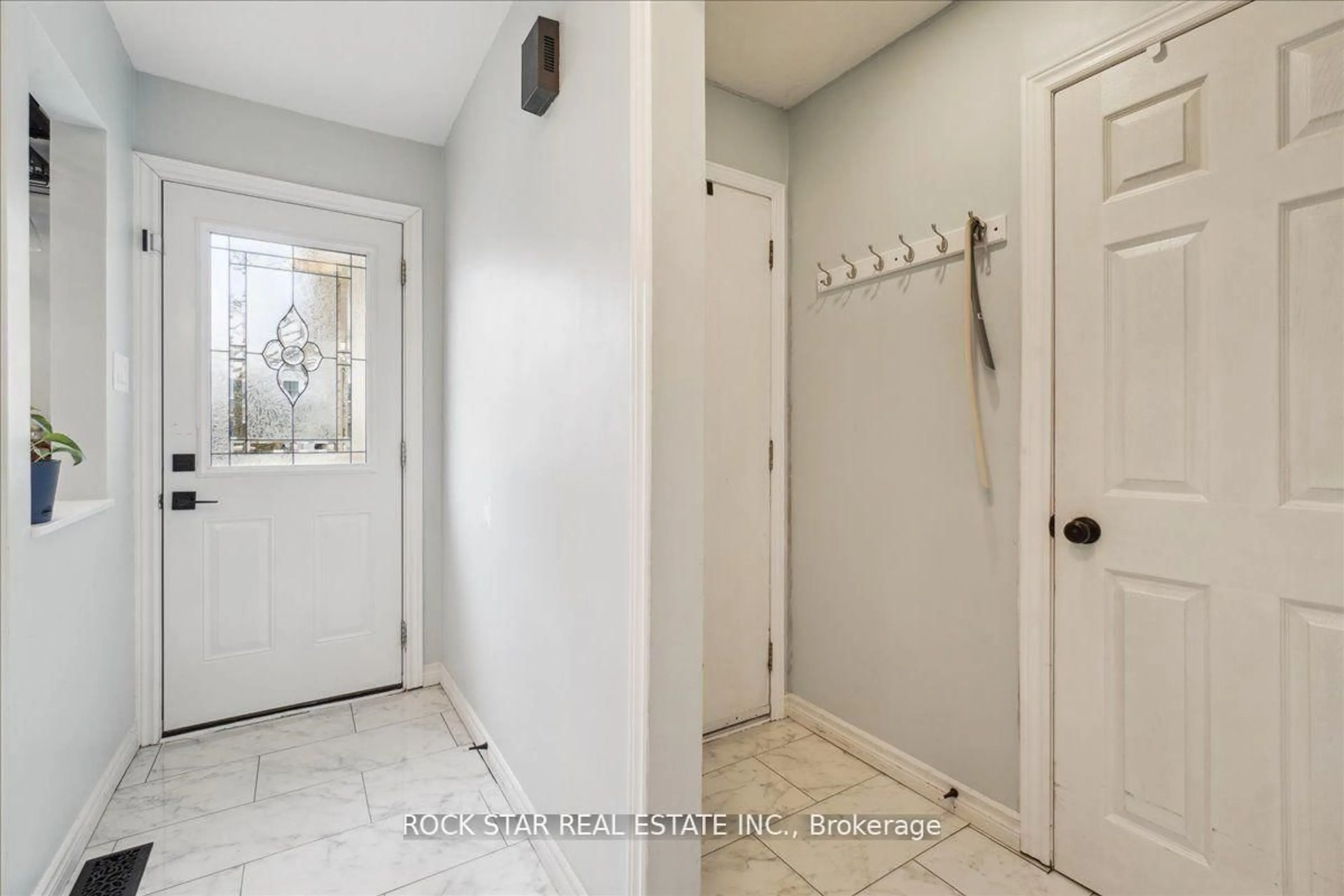 Indoor entryway for 141 IRONWOOD Rd, Guelph Ontario N1G 3P5