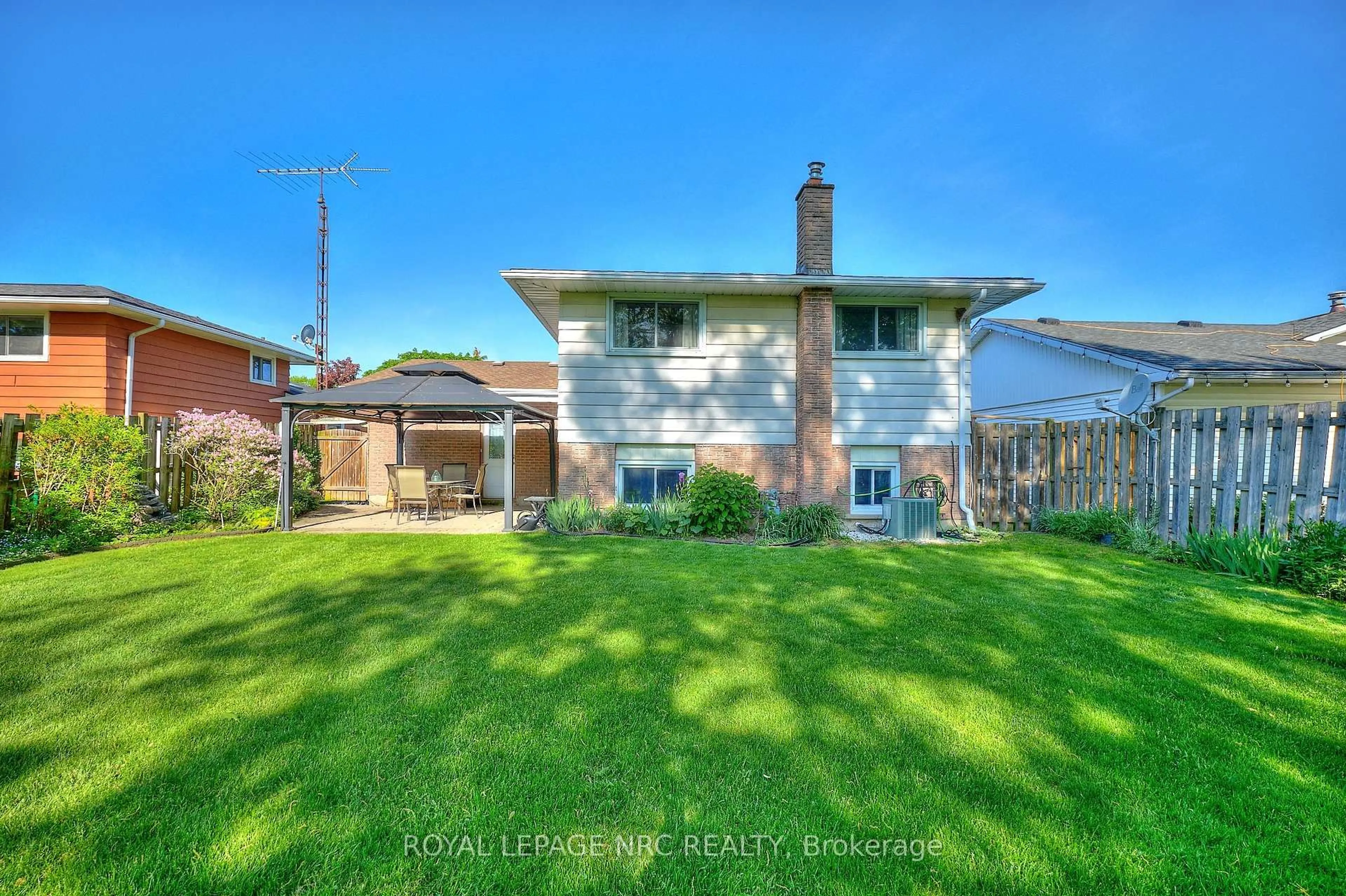 A pic from outside/outdoor area/front of a property/back of a property/a pic from drone, unknown for 88 Royal Oak Dr, Welland Ontario L3C 5V9