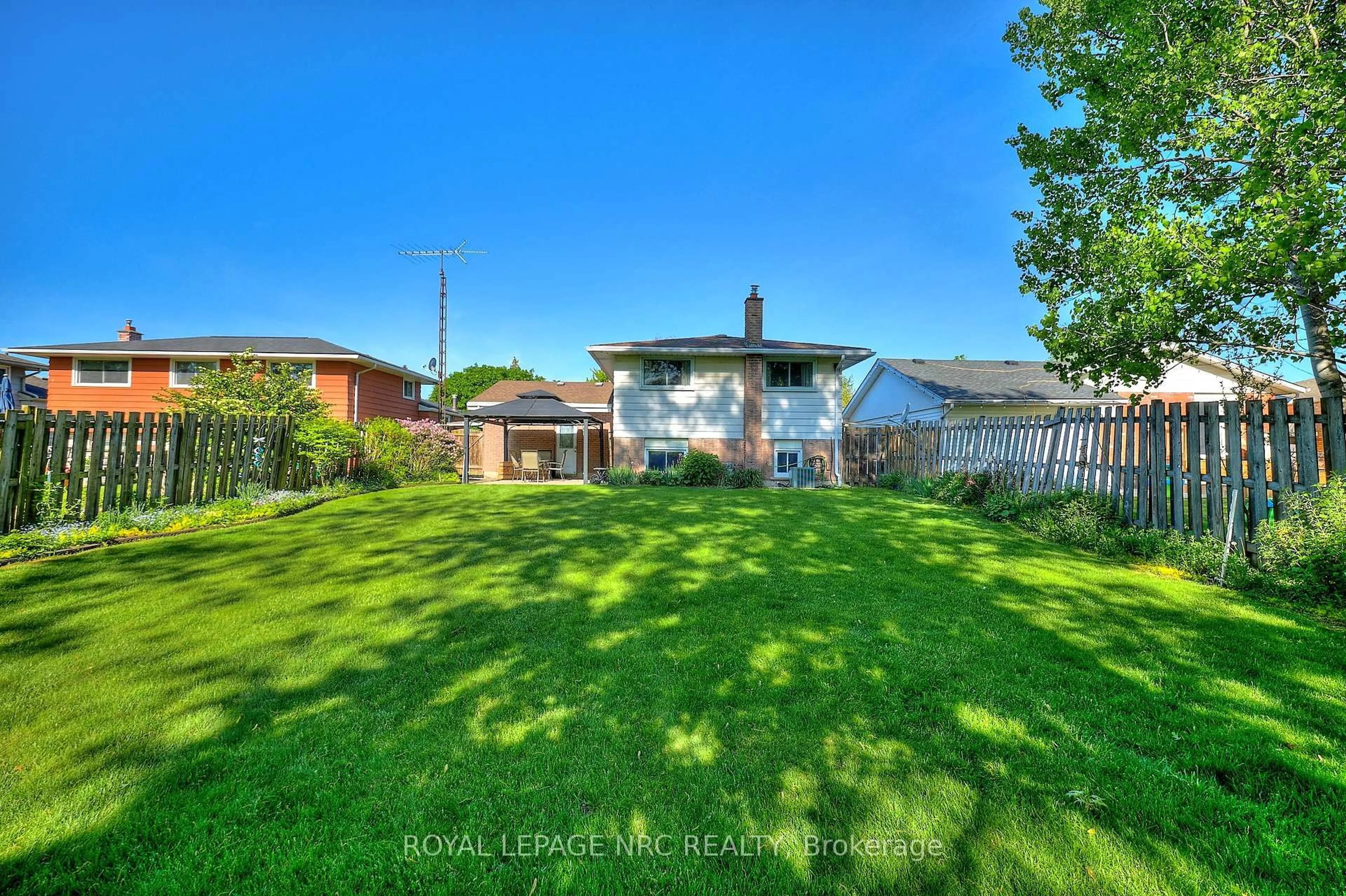 A pic from outside/outdoor area/front of a property/back of a property/a pic from drone, street for 88 Royal Oak Dr, Welland Ontario L3C 5V9