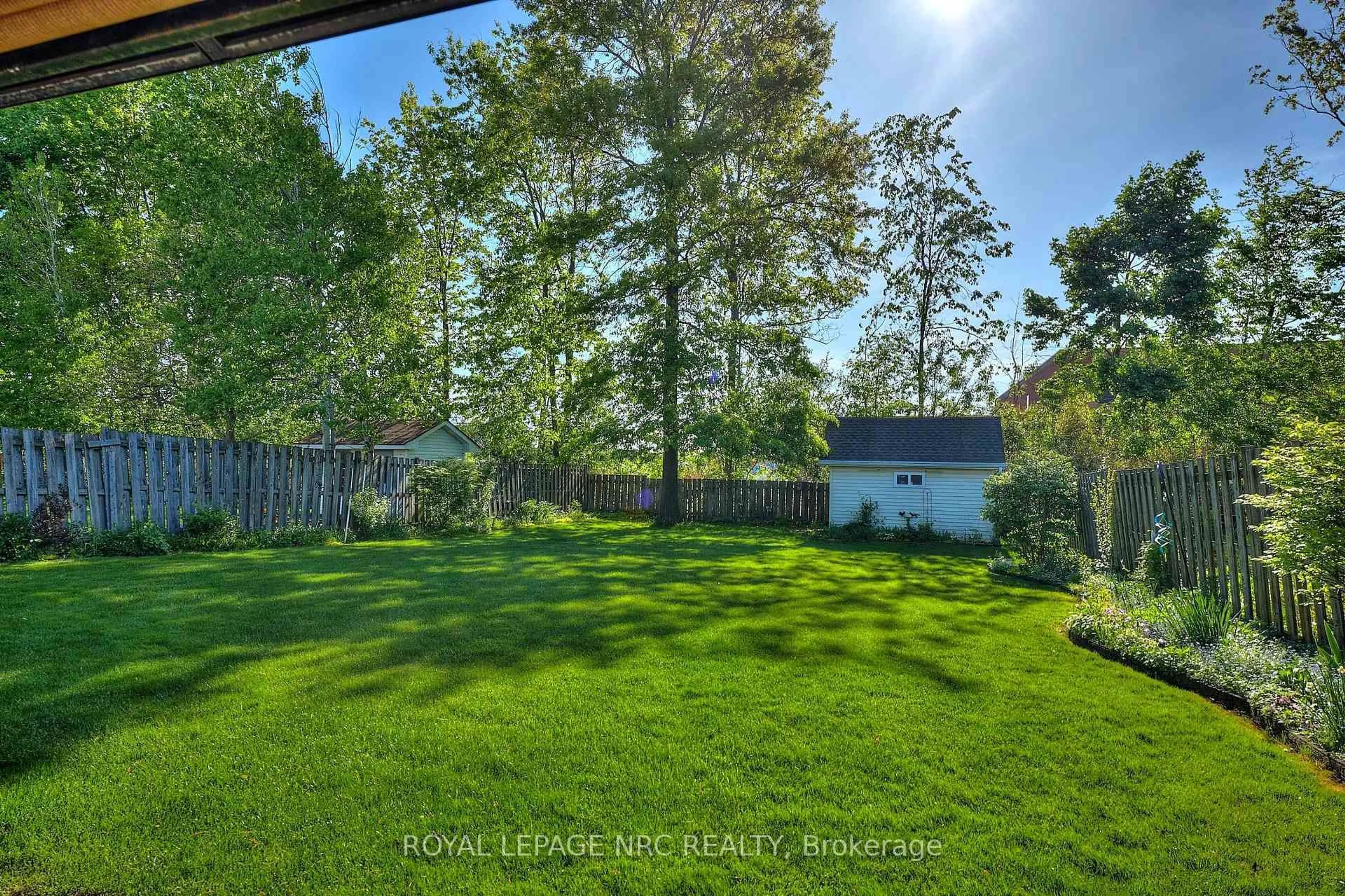 A pic from outside/outdoor area/front of a property/back of a property/a pic from drone, forest/trees view for 88 Royal Oak Dr, Welland Ontario L3C 5V9