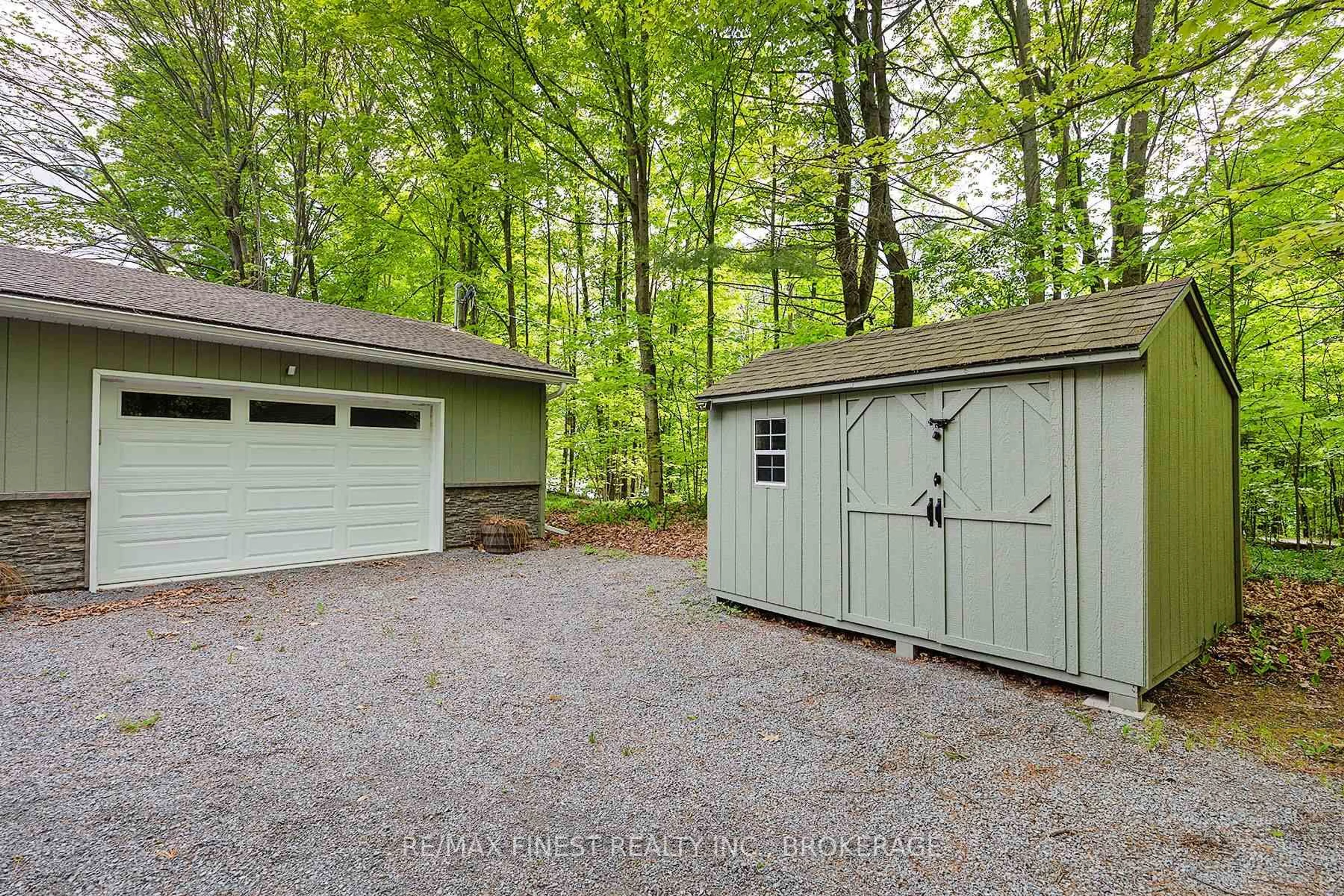Indoor garage for 4677 Lakewood Lane, Battersea Ontario K0H 1H0