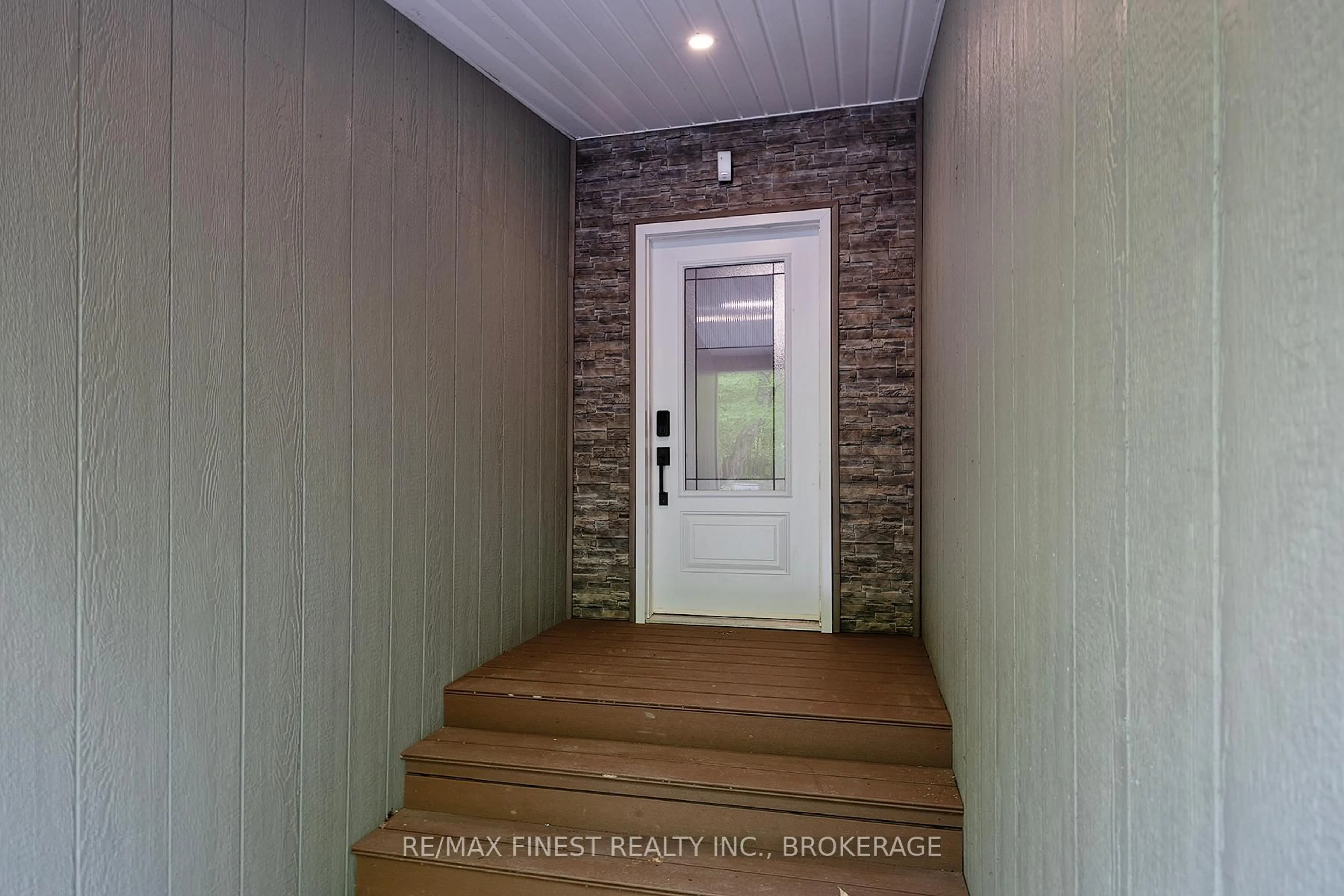 Indoor entryway for 4677 Lakewood Lane, Battersea Ontario K0H 1H0