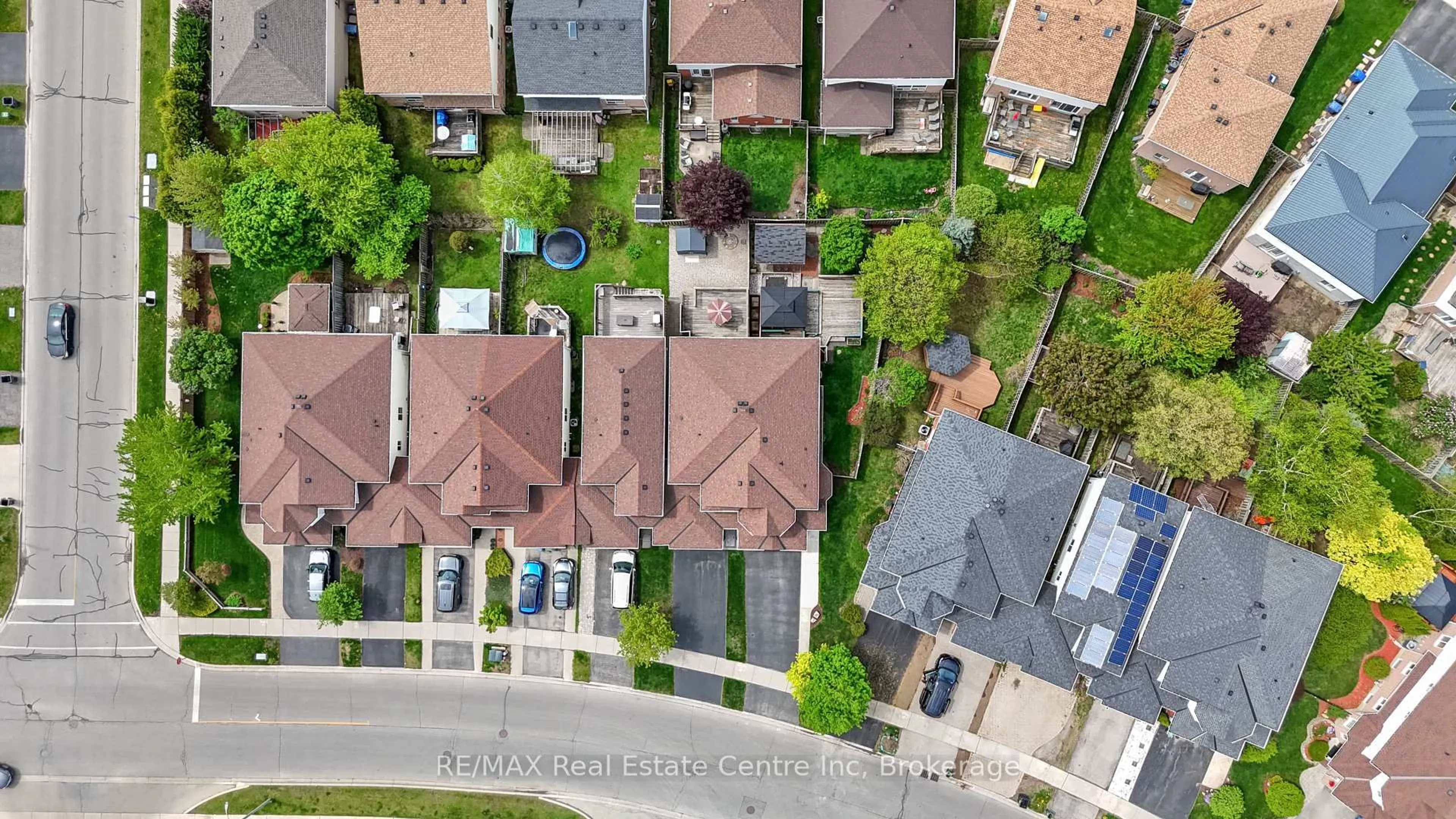 A pic from outside/outdoor area/front of a property/back of a property/a pic from drone, street for 139 Gosling Gdns, Guelph Ontario N1G 5E6