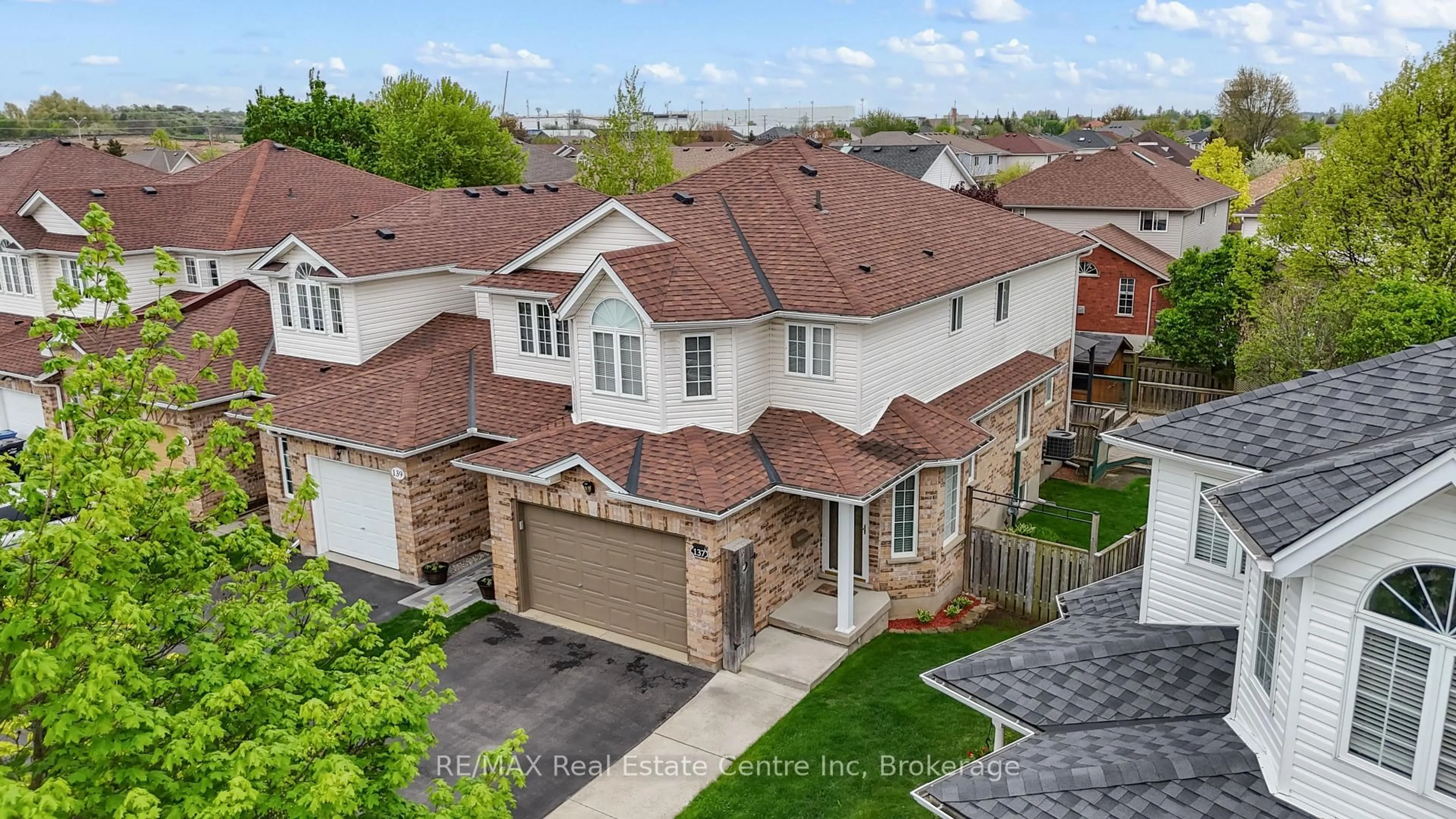 A pic from outside/outdoor area/front of a property/back of a property/a pic from drone, street for 137 Gosling Gdns, Guelph Ontario N1G 5E6
