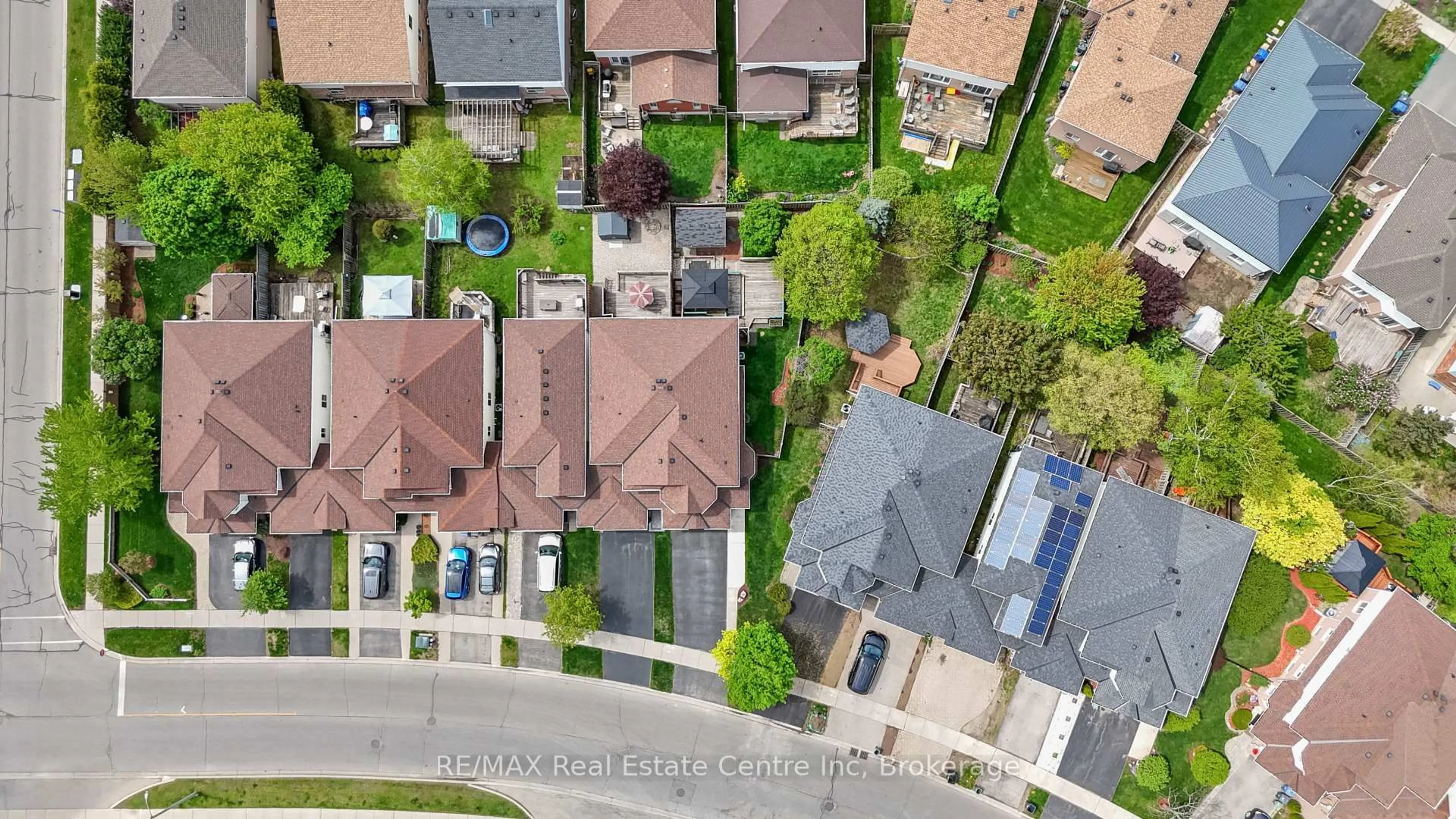 A pic from outside/outdoor area/front of a property/back of a property/a pic from drone, street for 137 Gosling Gdns, Guelph Ontario N1G 5E6