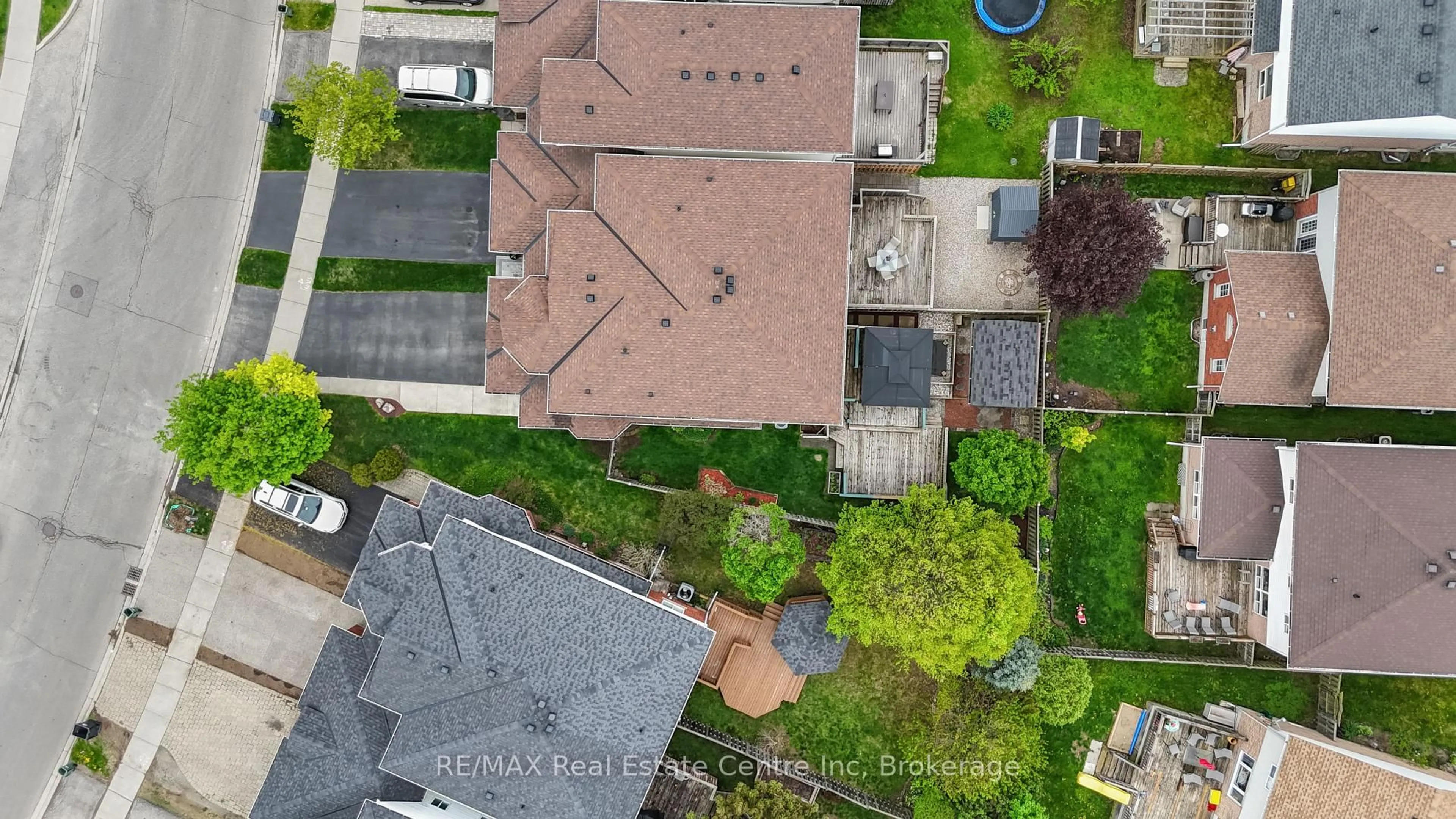 A pic from outside/outdoor area/front of a property/back of a property/a pic from drone, street for 137 Gosling Gdns, Guelph Ontario N1G 5E6