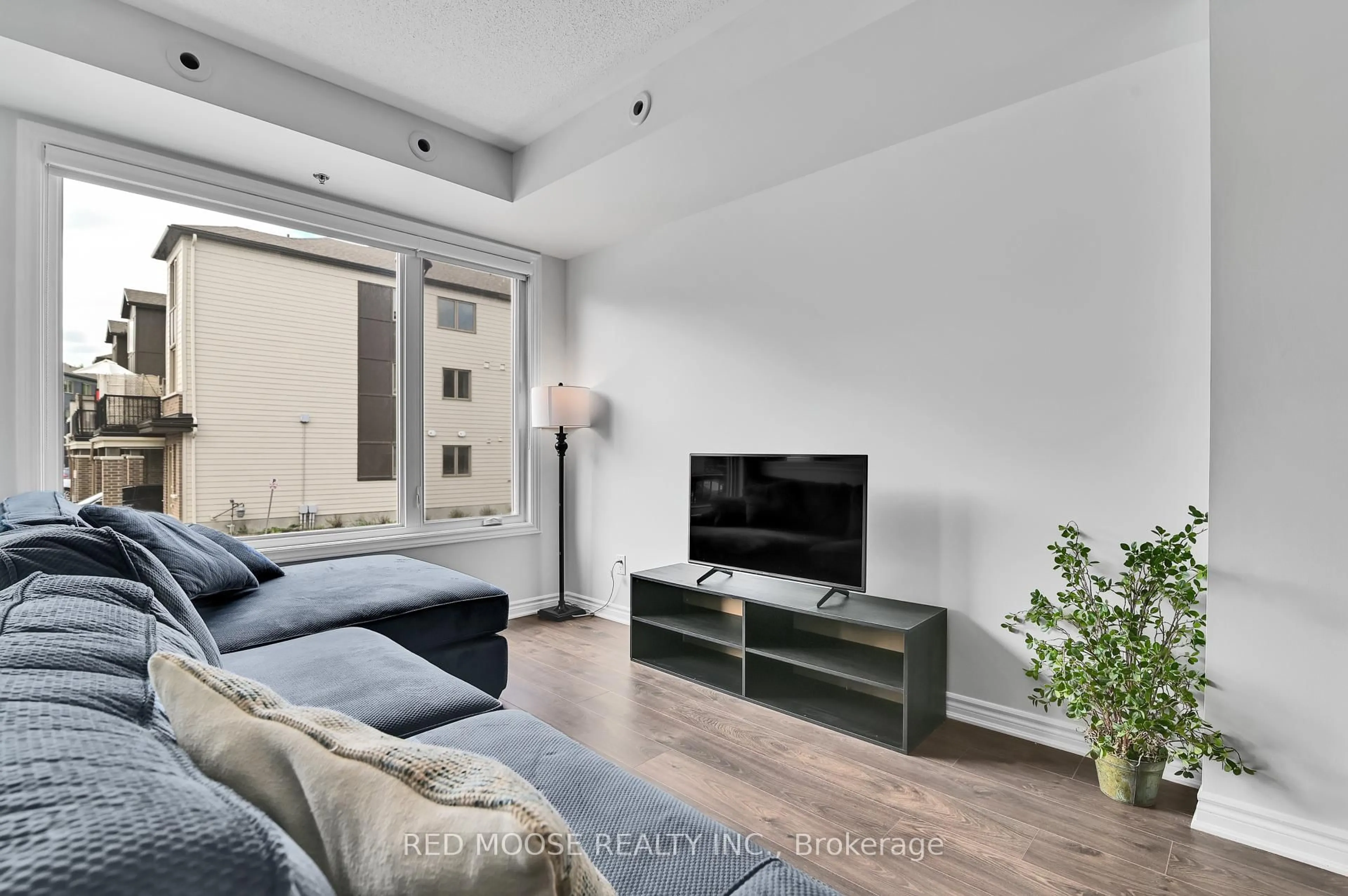 Living room with furniture, unknown for 515 Takamose Private, Ottawa Ontario K1K 5A5