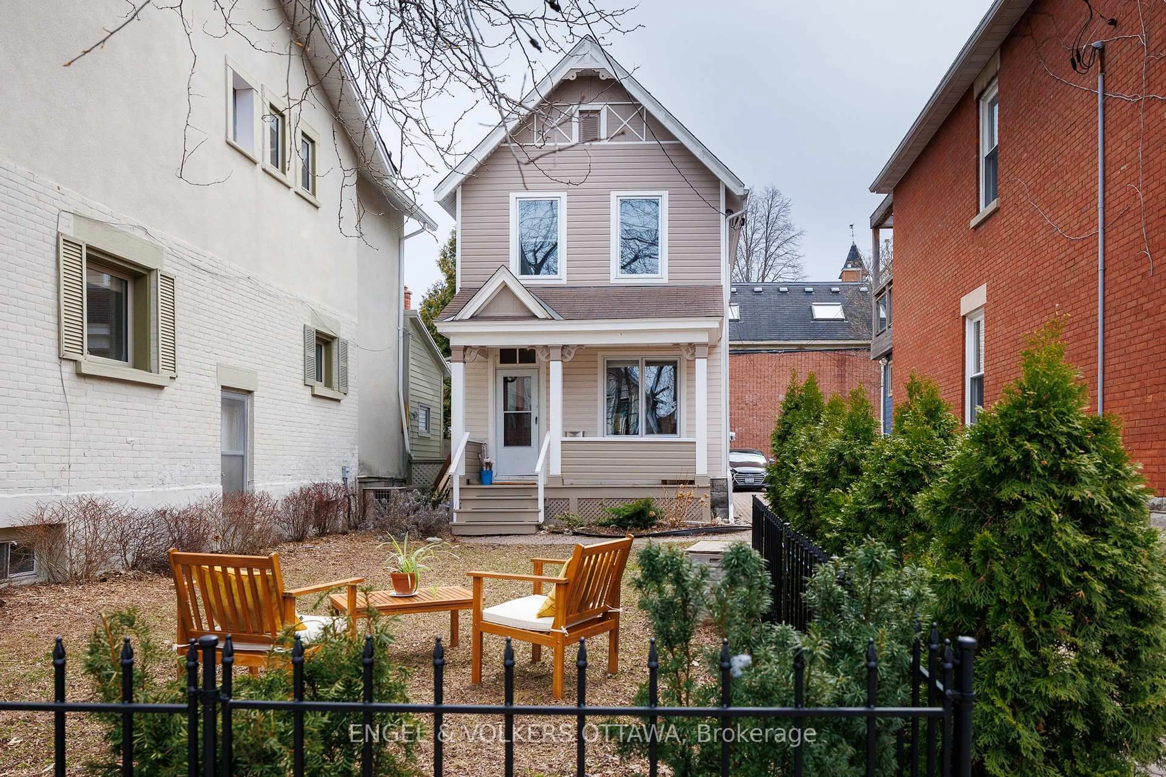 Patio, street for 92 Third Ave, Ottawa Ontario K1S 2J8