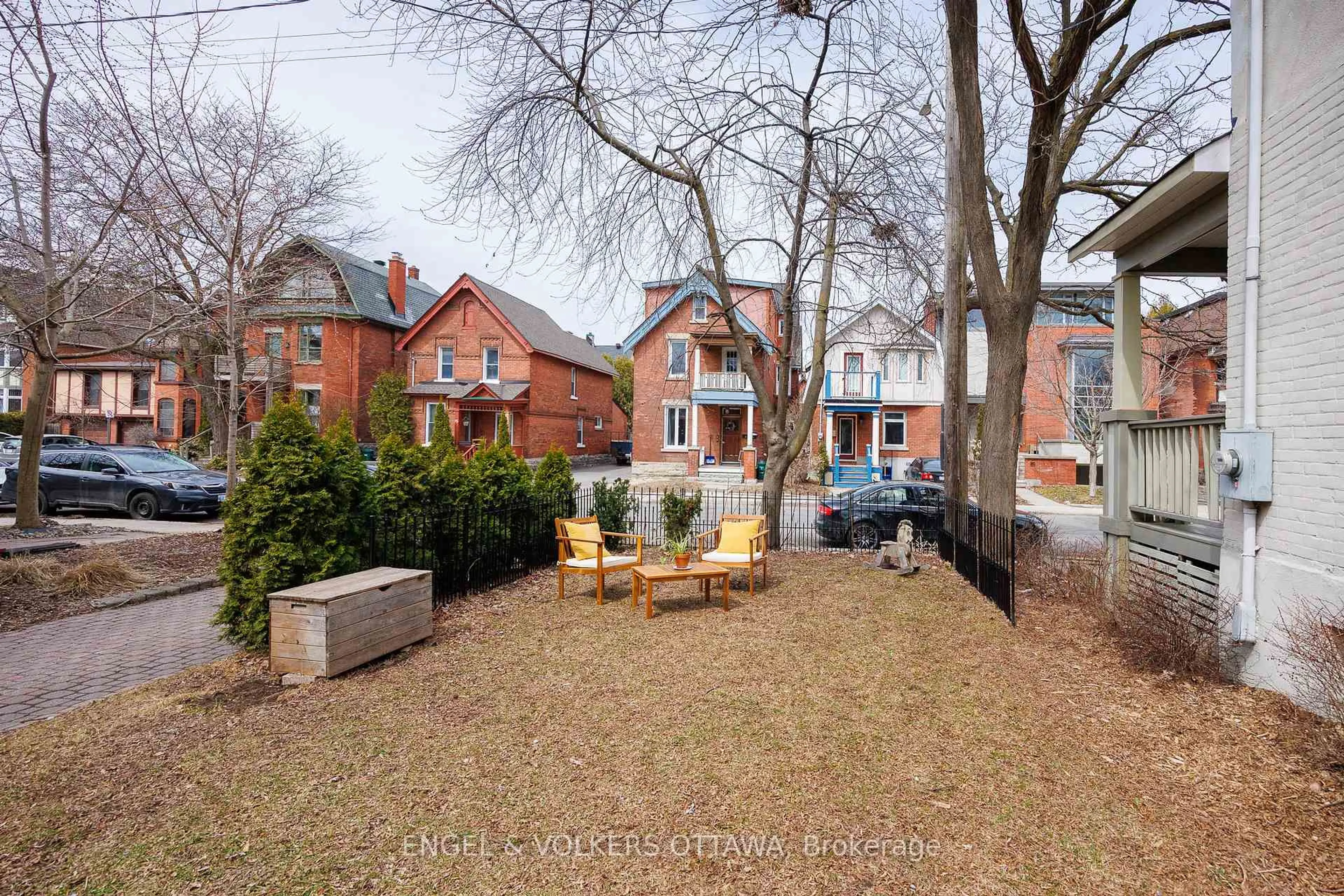 A pic from outside/outdoor area/front of a property/back of a property/a pic from drone, street for 92 Third Ave, Ottawa Ontario K1S 2J8