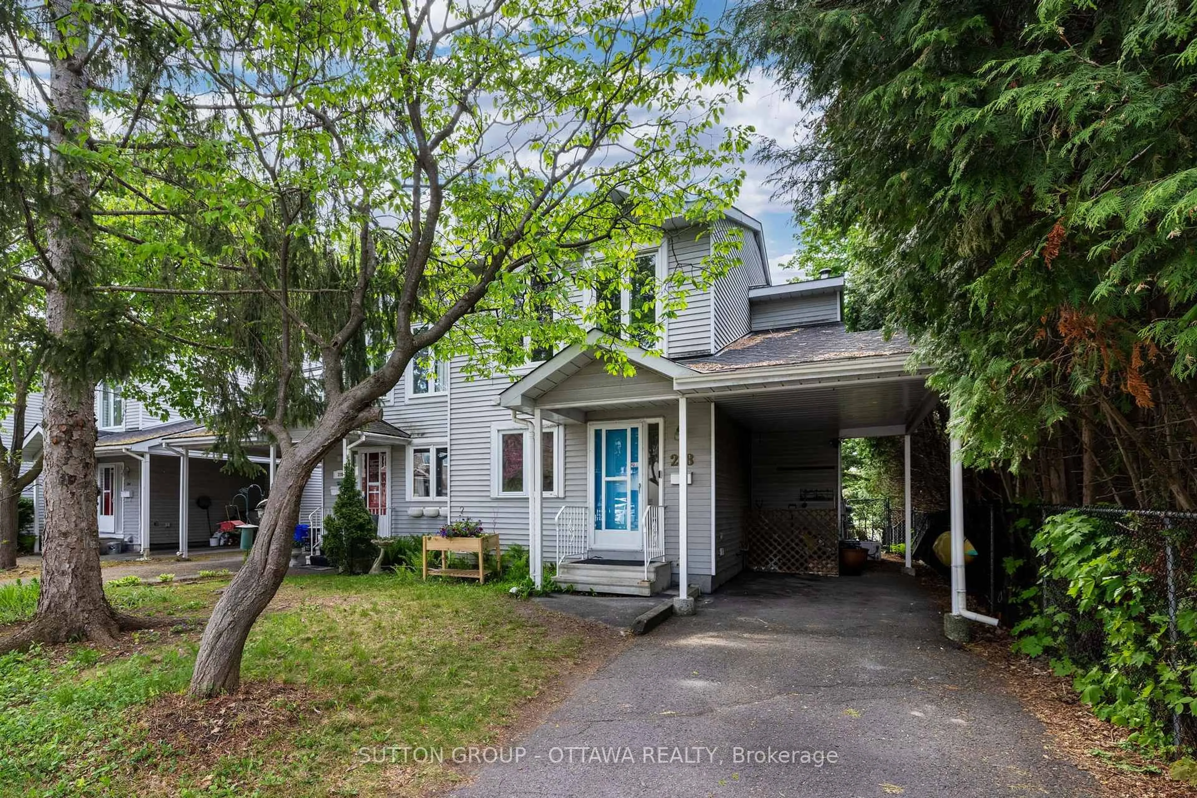 Home with vinyl exterior material, street for 218 Switzer Ave, Ottawa Ontario K1Z 7H9