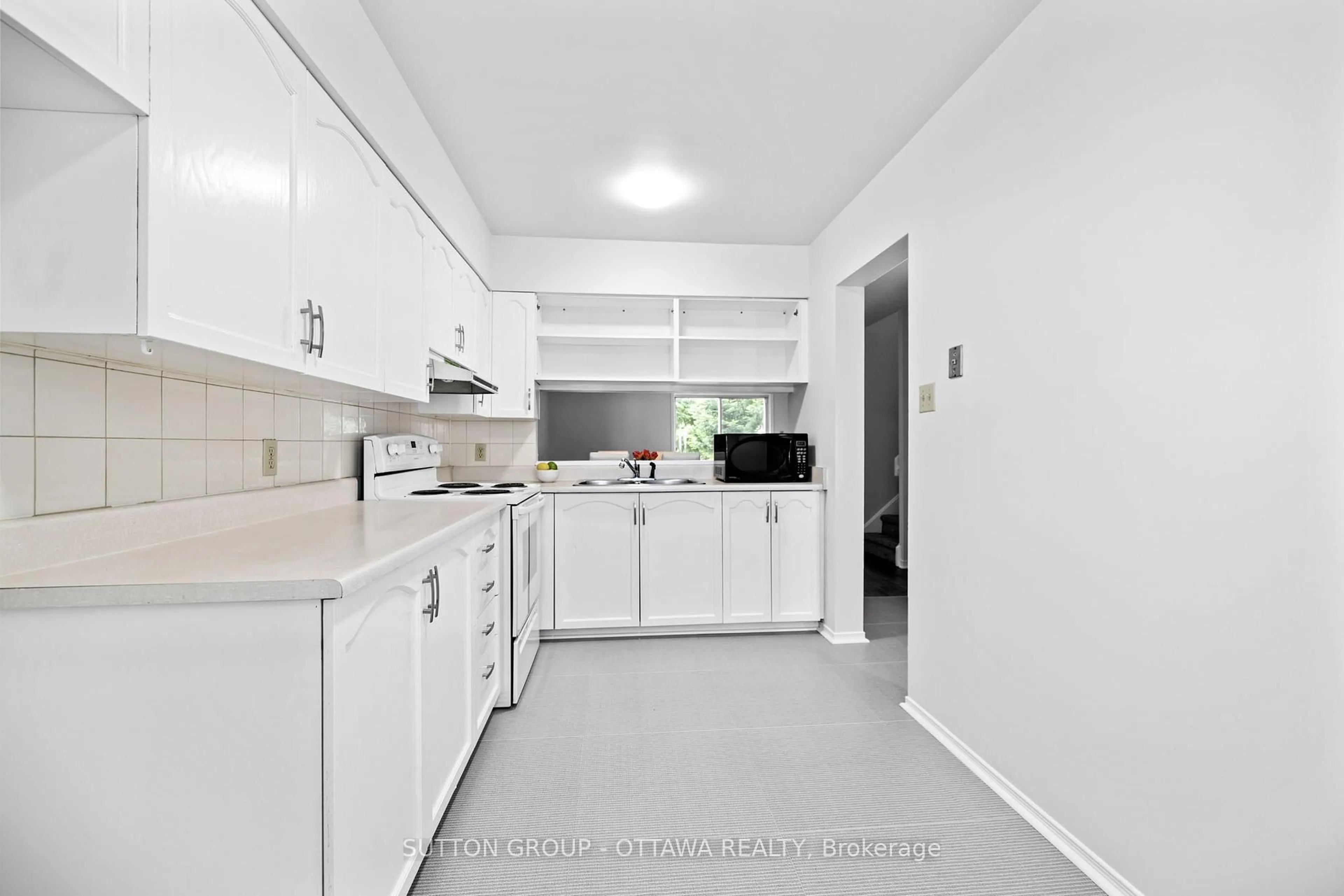 Standard kitchen, ceramic/tile floor for 218 Switzer Ave, Ottawa Ontario K1Z 7H9