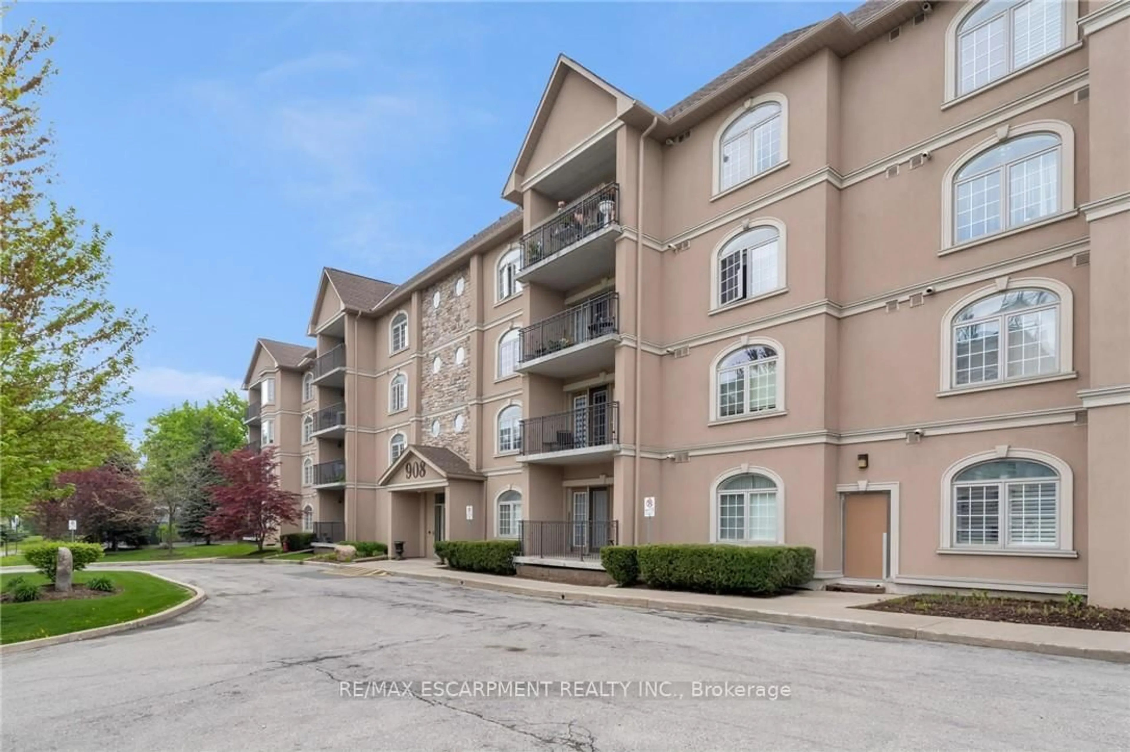 Patio, unknown for 908 Mohawk Rd #107, Hamilton Ontario L8T 2R8