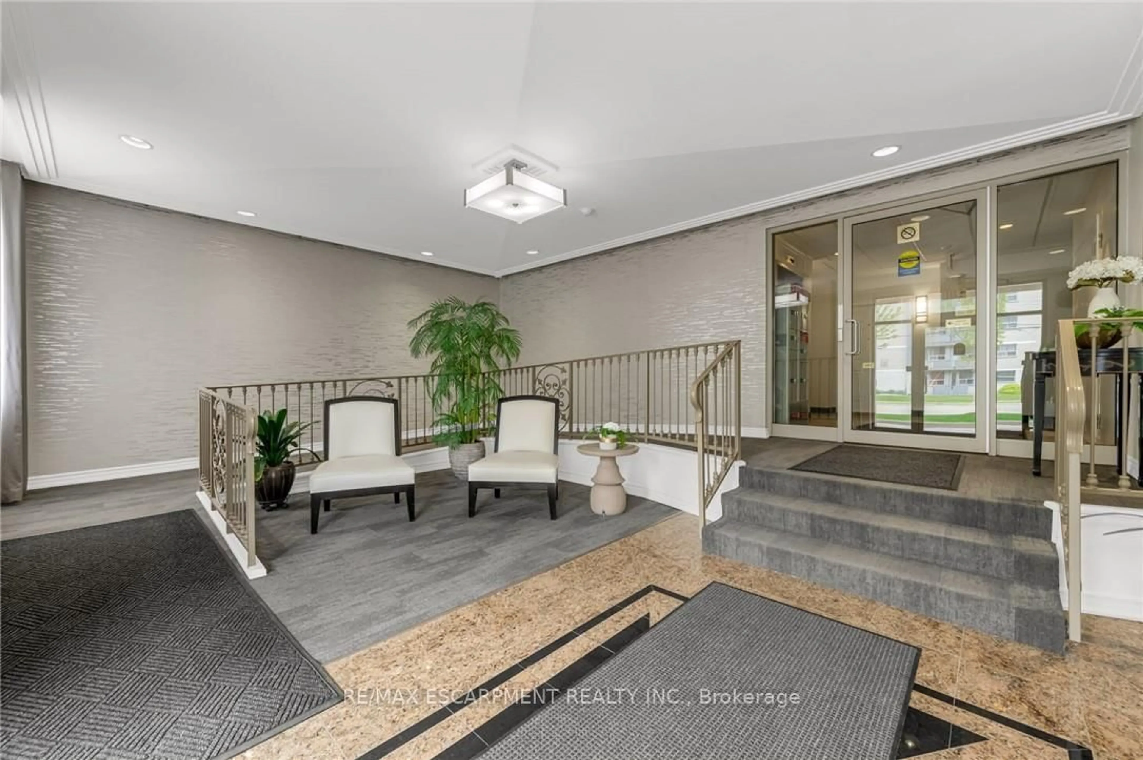 Indoor foyer for 908 Mohawk Rd #107, Hamilton Ontario L8T 2R8