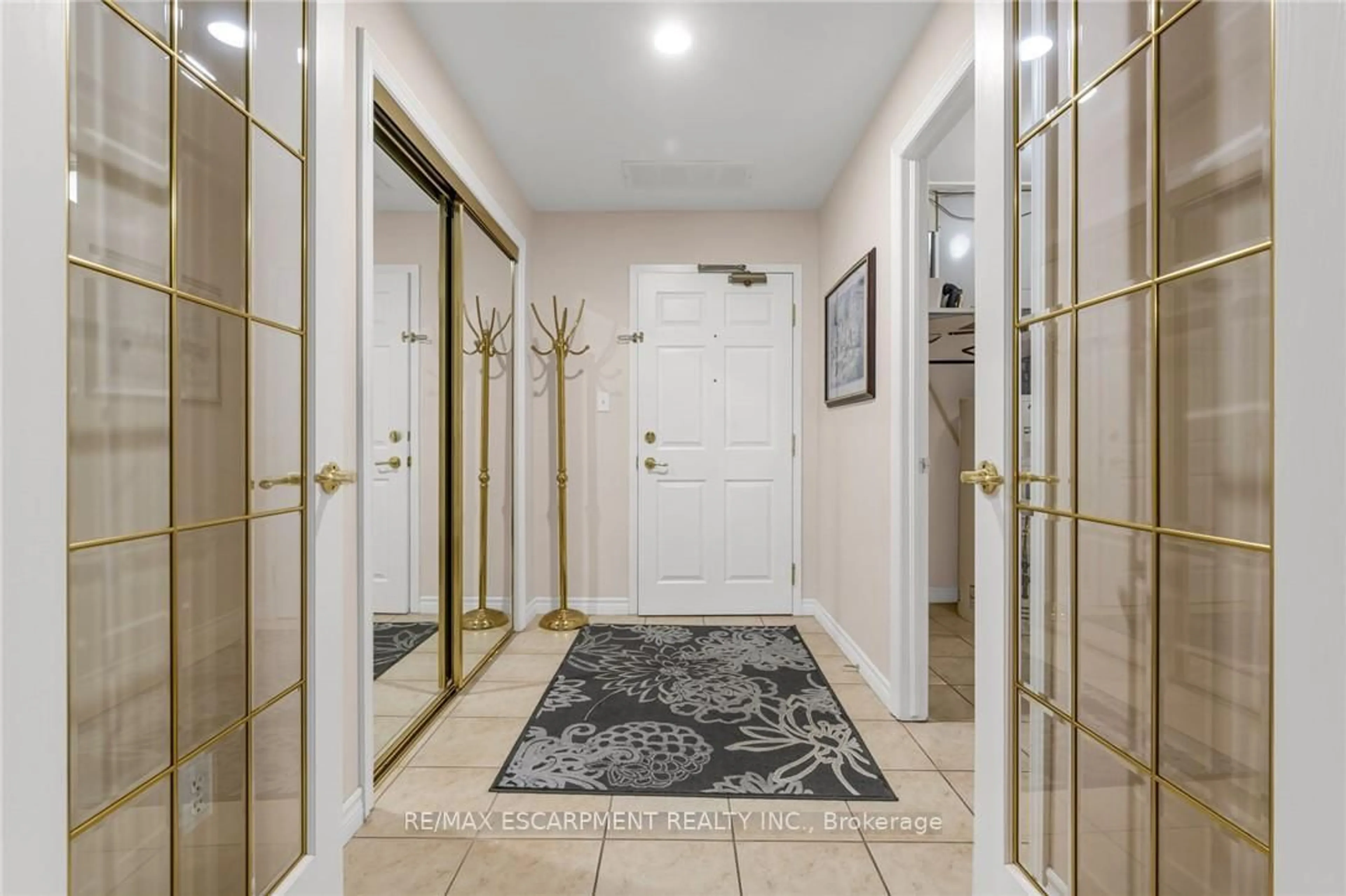 Indoor entryway for 908 Mohawk Rd #107, Hamilton Ontario L8T 2R8