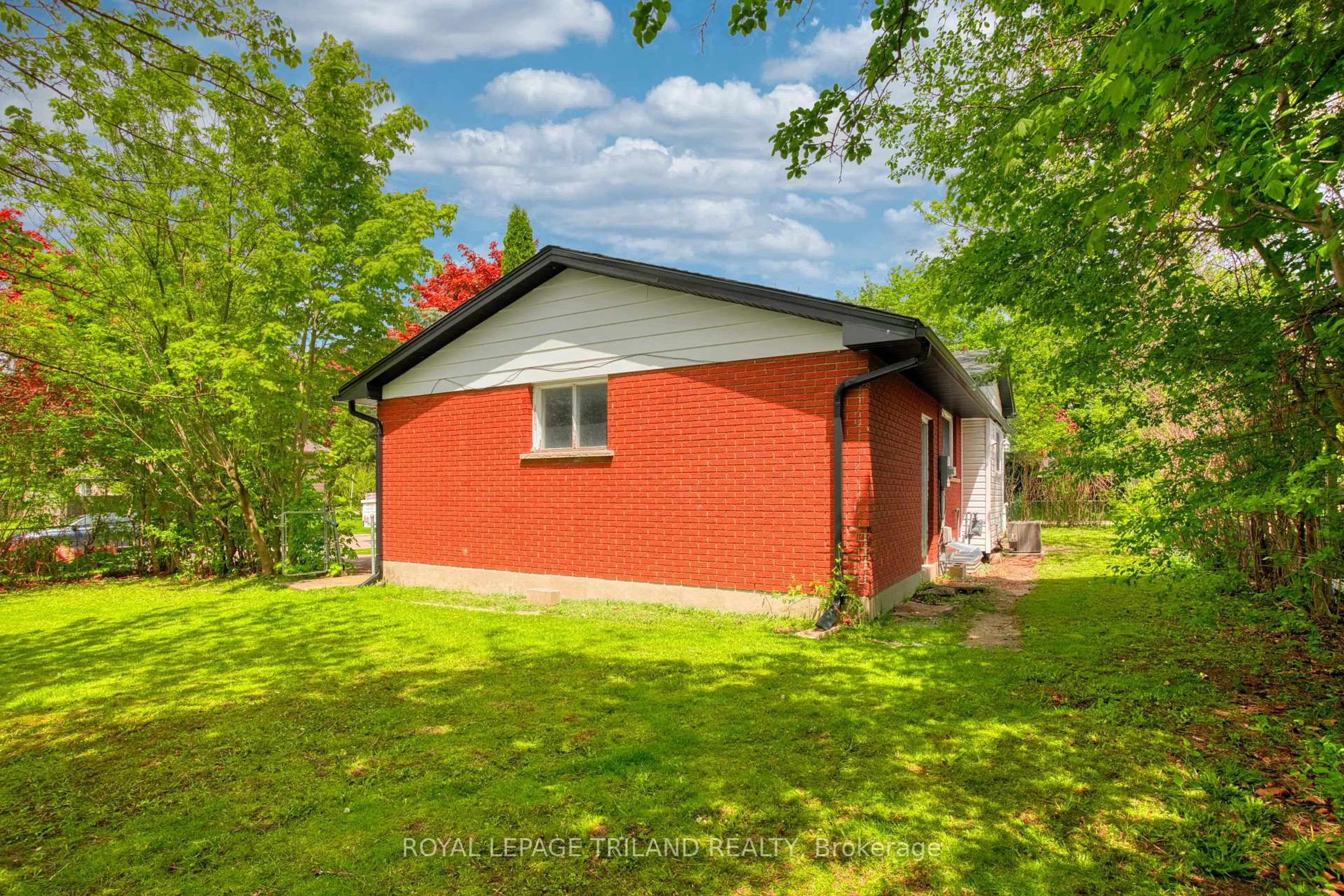 Unknown for 35 Rollscourt Gdns, London North Ontario N6G 1L9