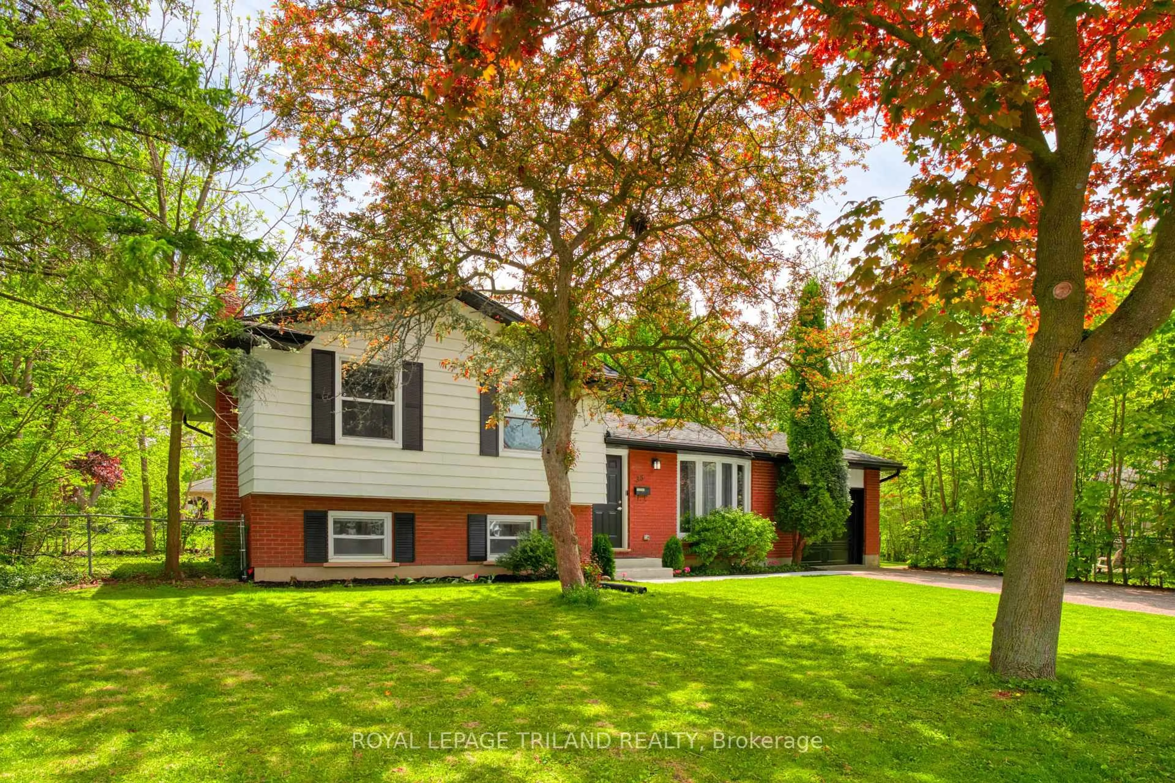 Home with vinyl exterior material, street for 35 Rollscourt Gdns, London North Ontario N6G 1L9