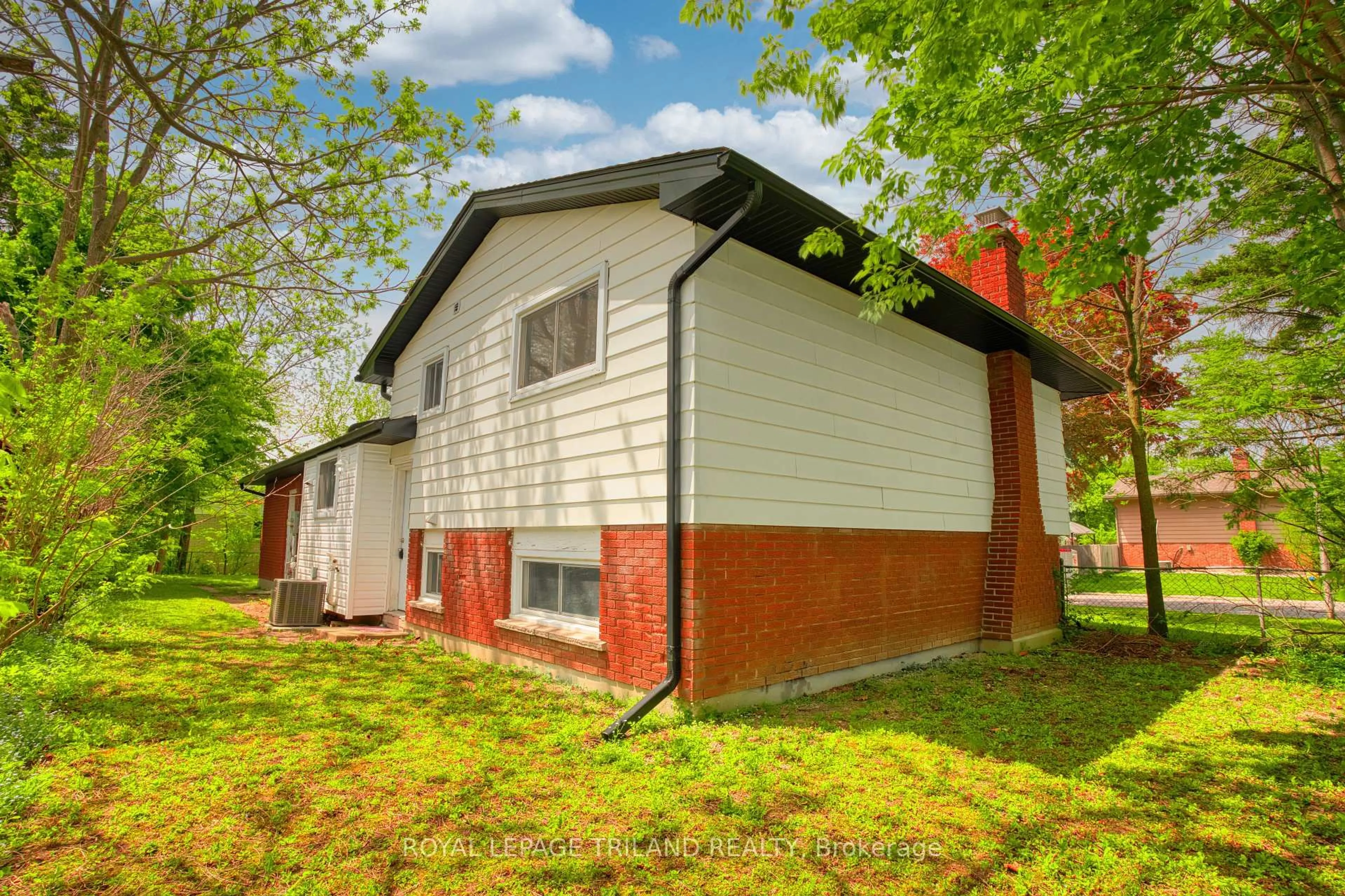 Home with brick exterior material, building for 35 Rollscourt Gdns, London North Ontario N6G 1L9