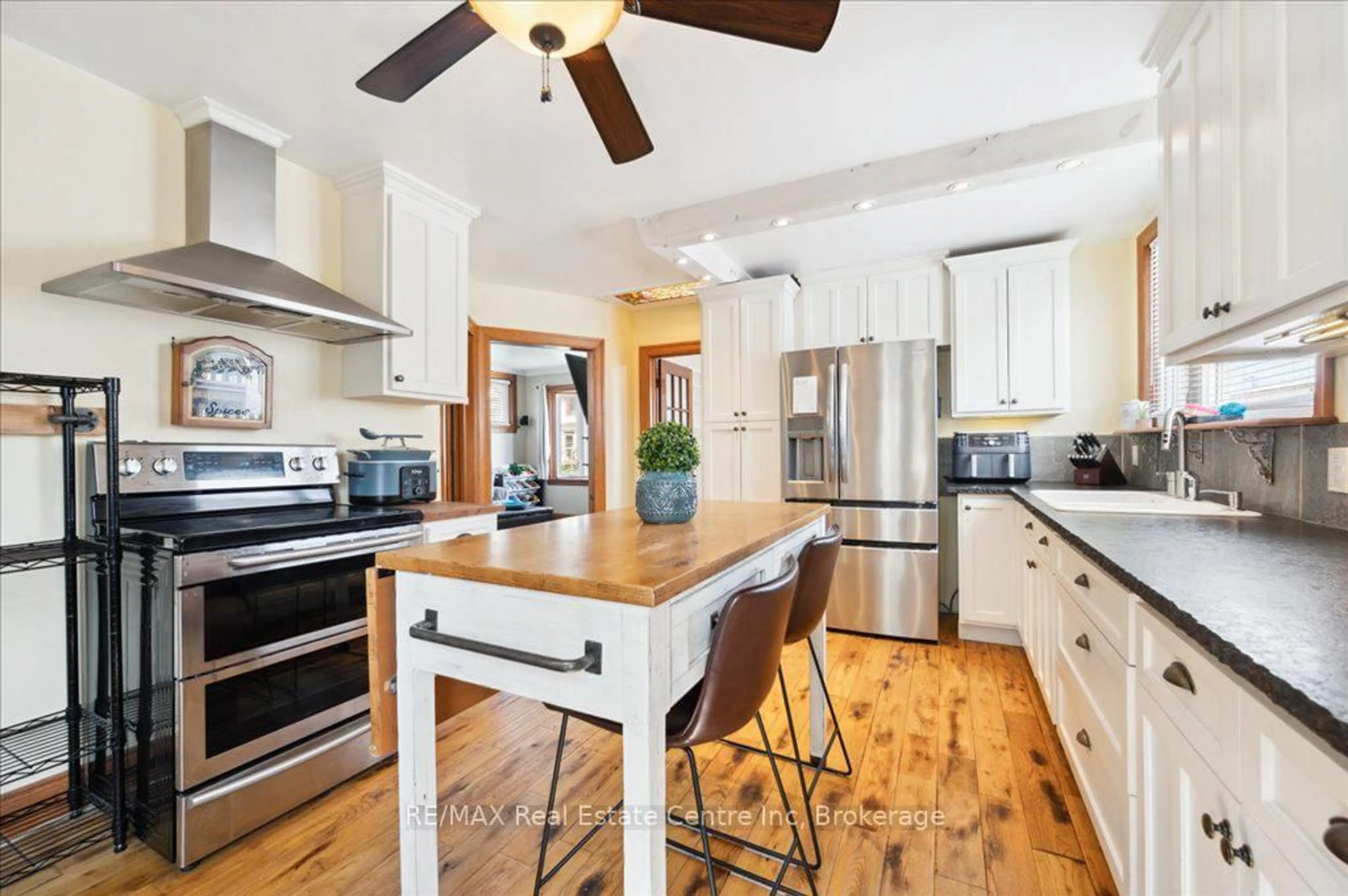 Open concept kitchen, wood/laminate floor for 15 Jarvis St, Cambridge Ontario N1R 1G7