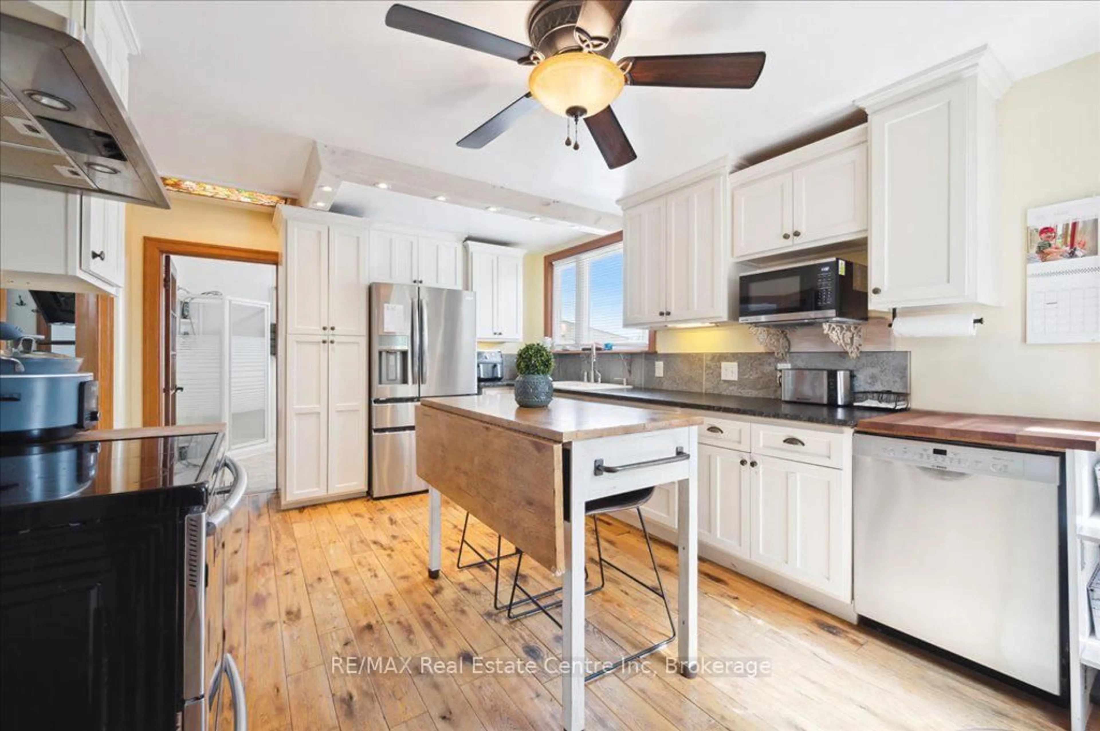 Open concept kitchen, unknown for 15 Jarvis St, Cambridge Ontario N1R 1G7