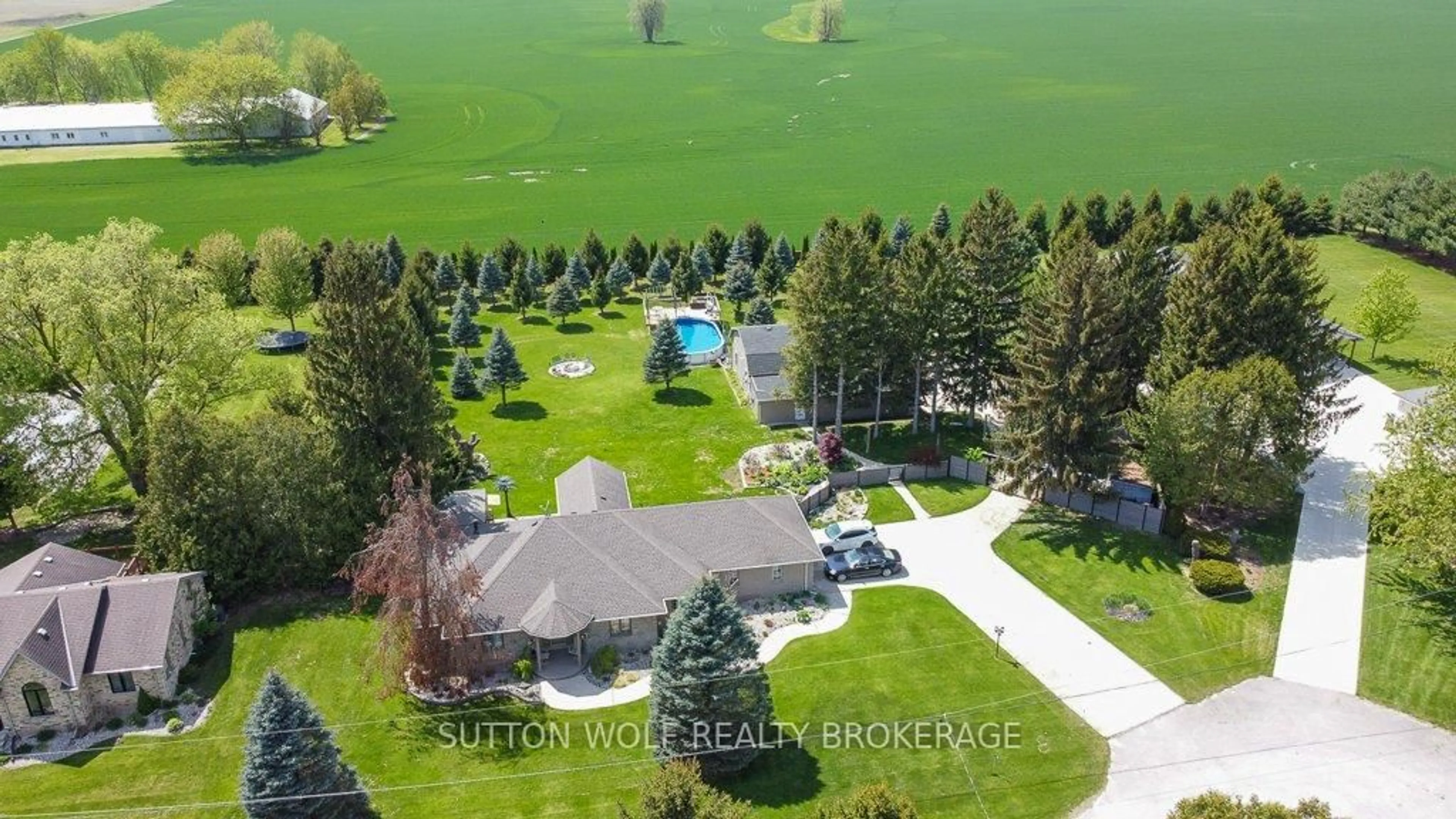 A pic from outside/outdoor area/front of a property/back of a property/a pic from drone, water/lake/river/ocean view for 10 Evergreen Crt, Adelaide Metcalfe Ontario N7G 4C7