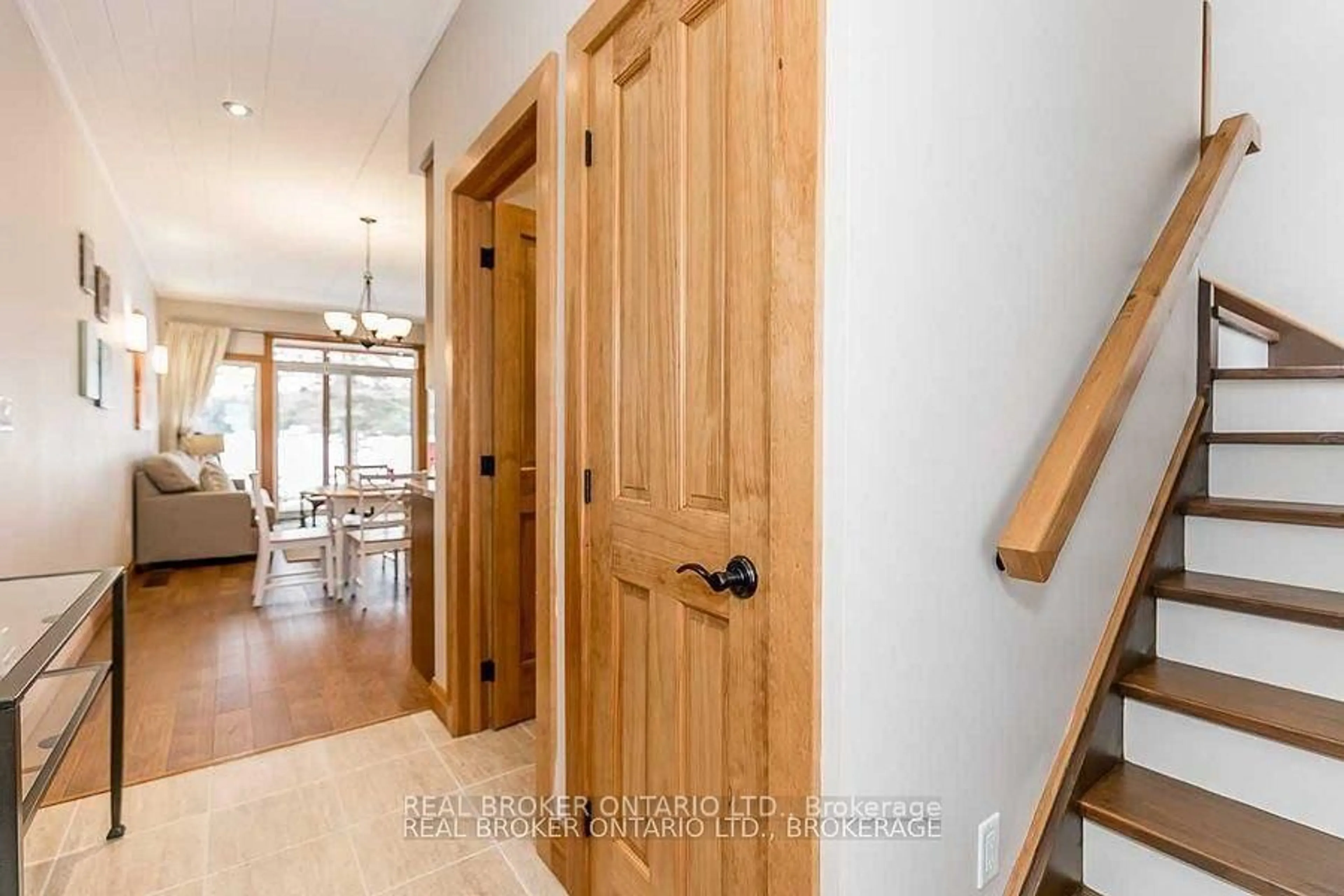 Indoor entryway for 1841 Muskoka Road 118 Rd #2B, Muskoka Lakes Ontario P1L 1W8