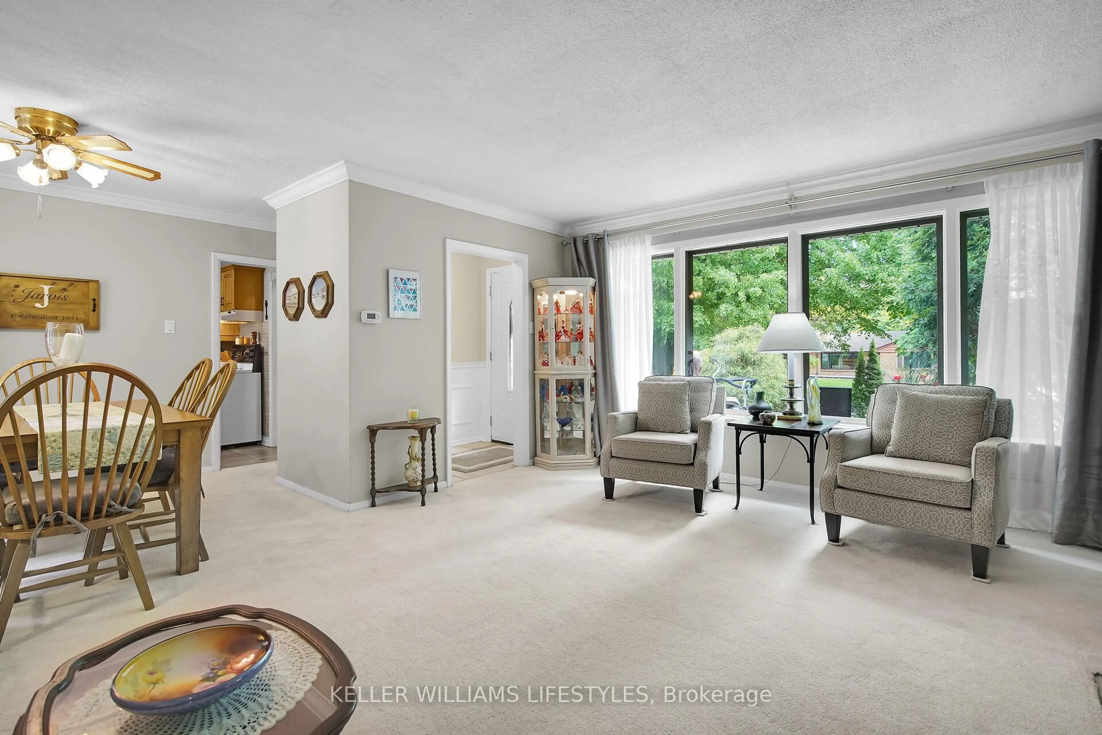 Indoor foyer for 568 Sherene Terr, London North Ontario N6H 3J8