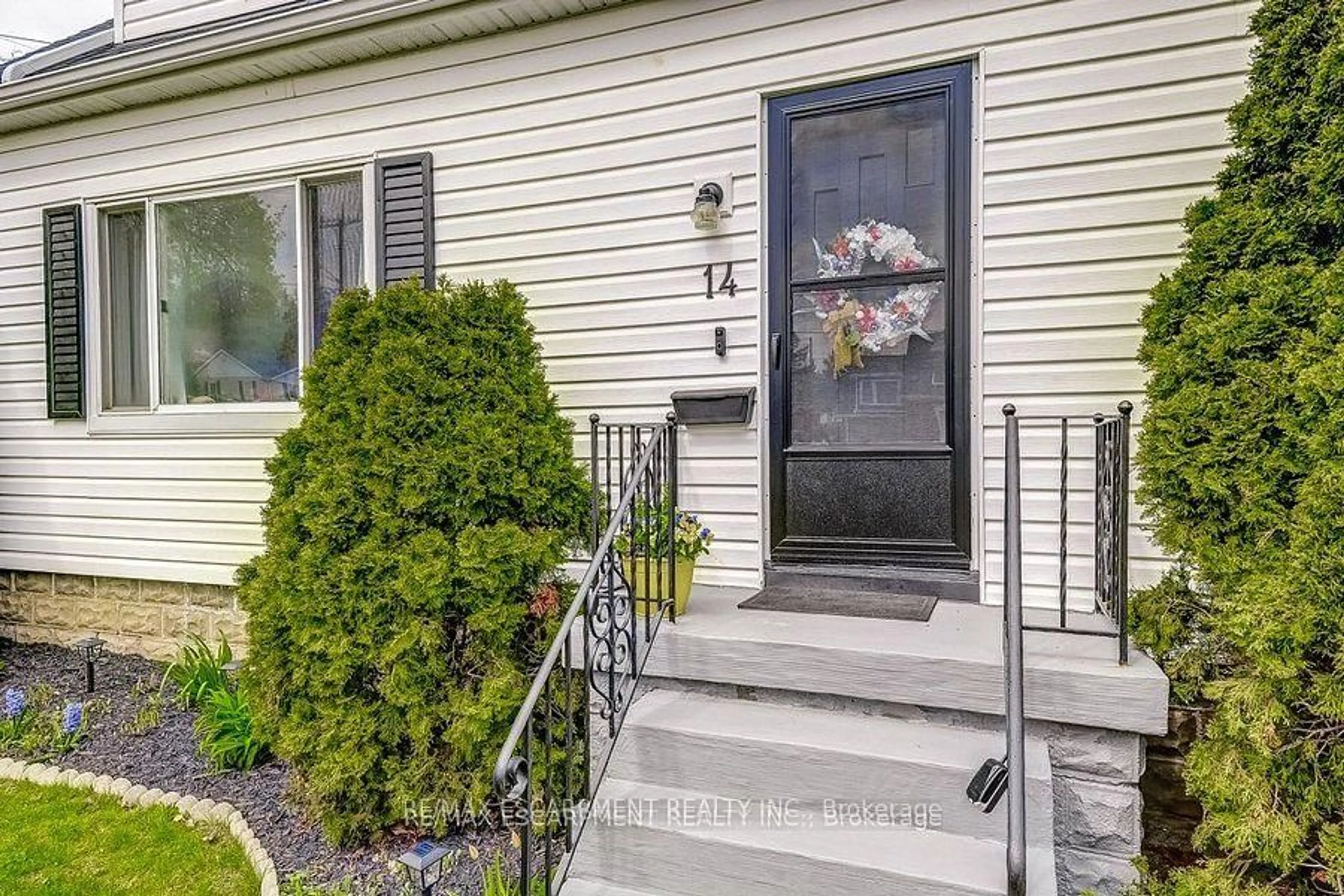 Indoor entryway for 14 WALKER Ave, Hamilton Ontario L8G 1S6